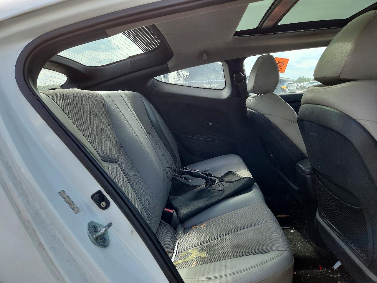 2012 Hyundai Veloster Base White vin: KMHTC6AD9CU037601