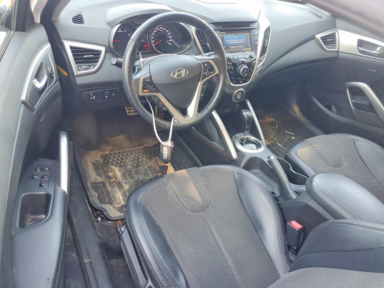 2012 Hyundai Veloster Base White vin: KMHTC6AD9CU047707