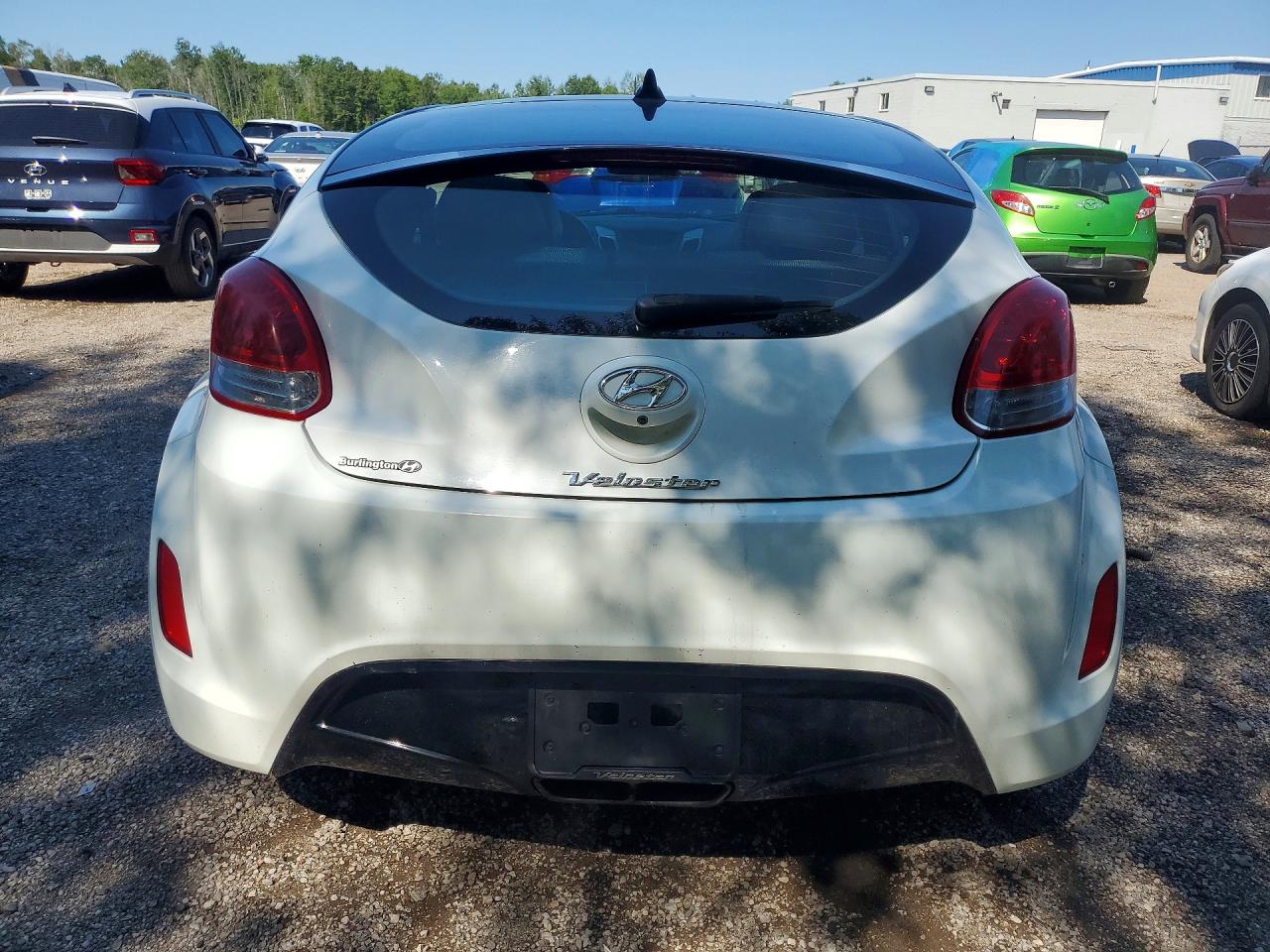 2012 Hyundai Veloster Base White vin: KMHTC6AD9CU047707