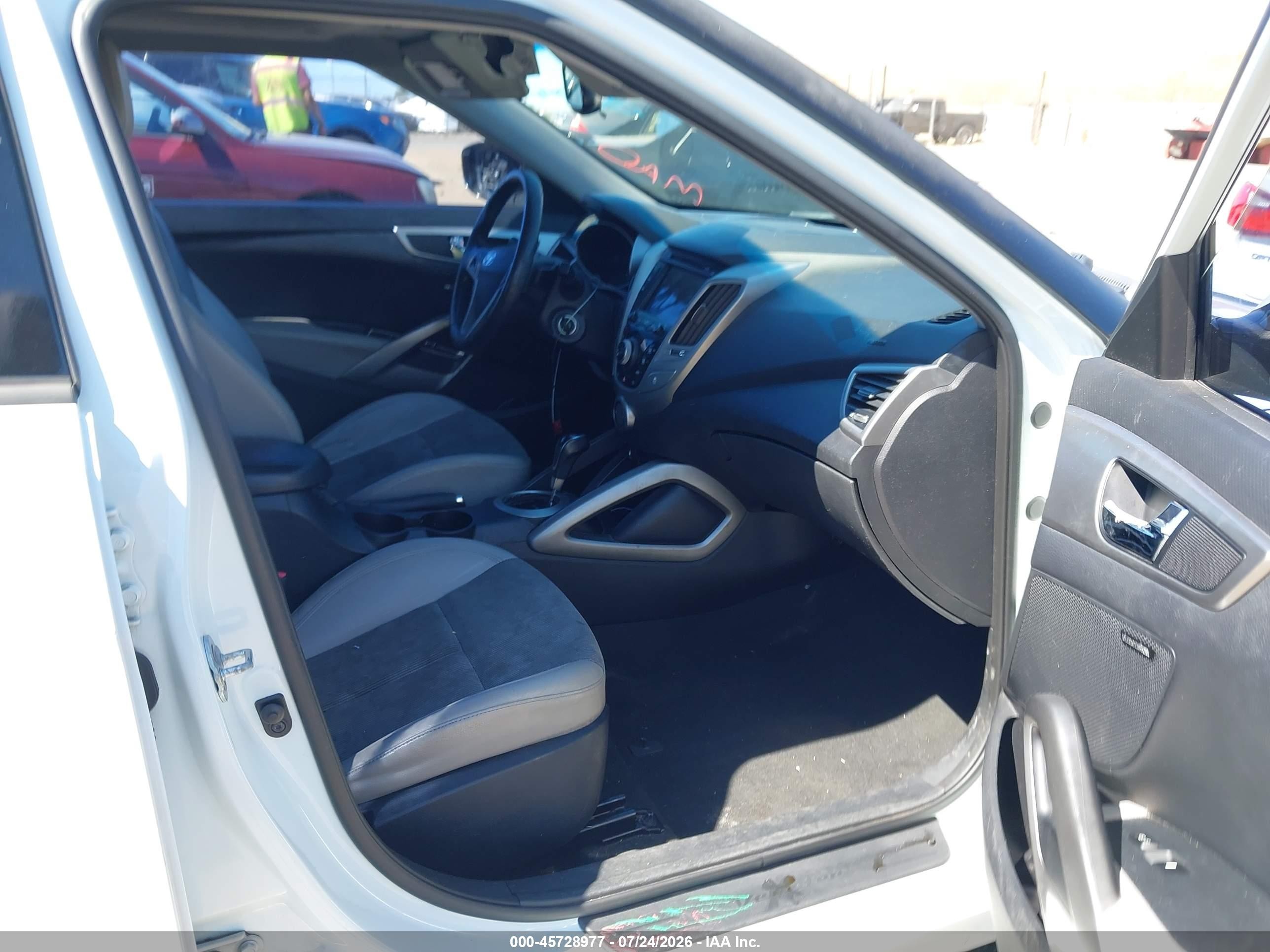 2013 Hyundai Veloster Base W/gray White vin: KMHTC6AD9DU107180