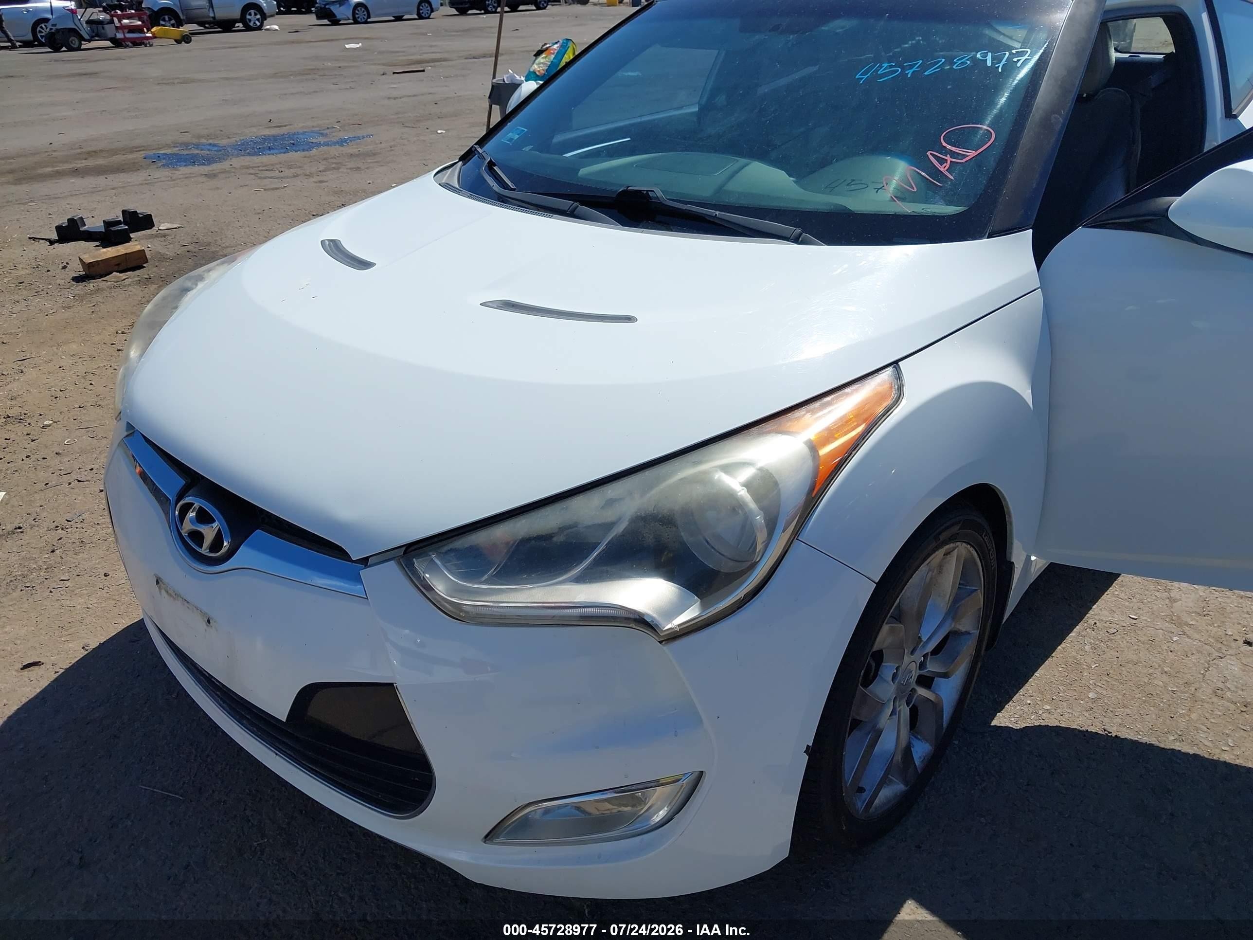 2013 Hyundai Veloster Base W/gray White vin: KMHTC6AD9DU107180