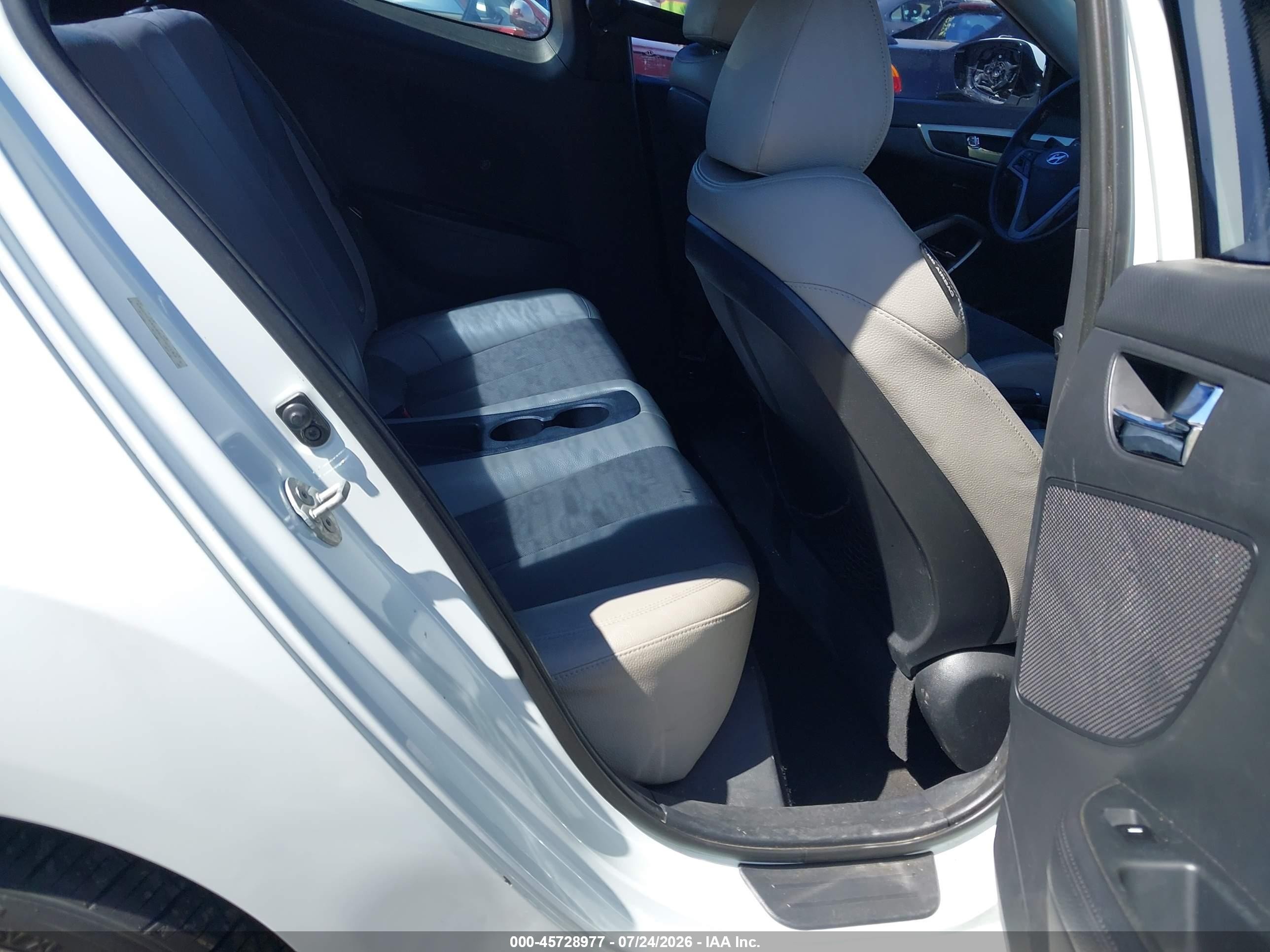 2013 Hyundai Veloster Base W/gray White vin: KMHTC6AD9DU107180