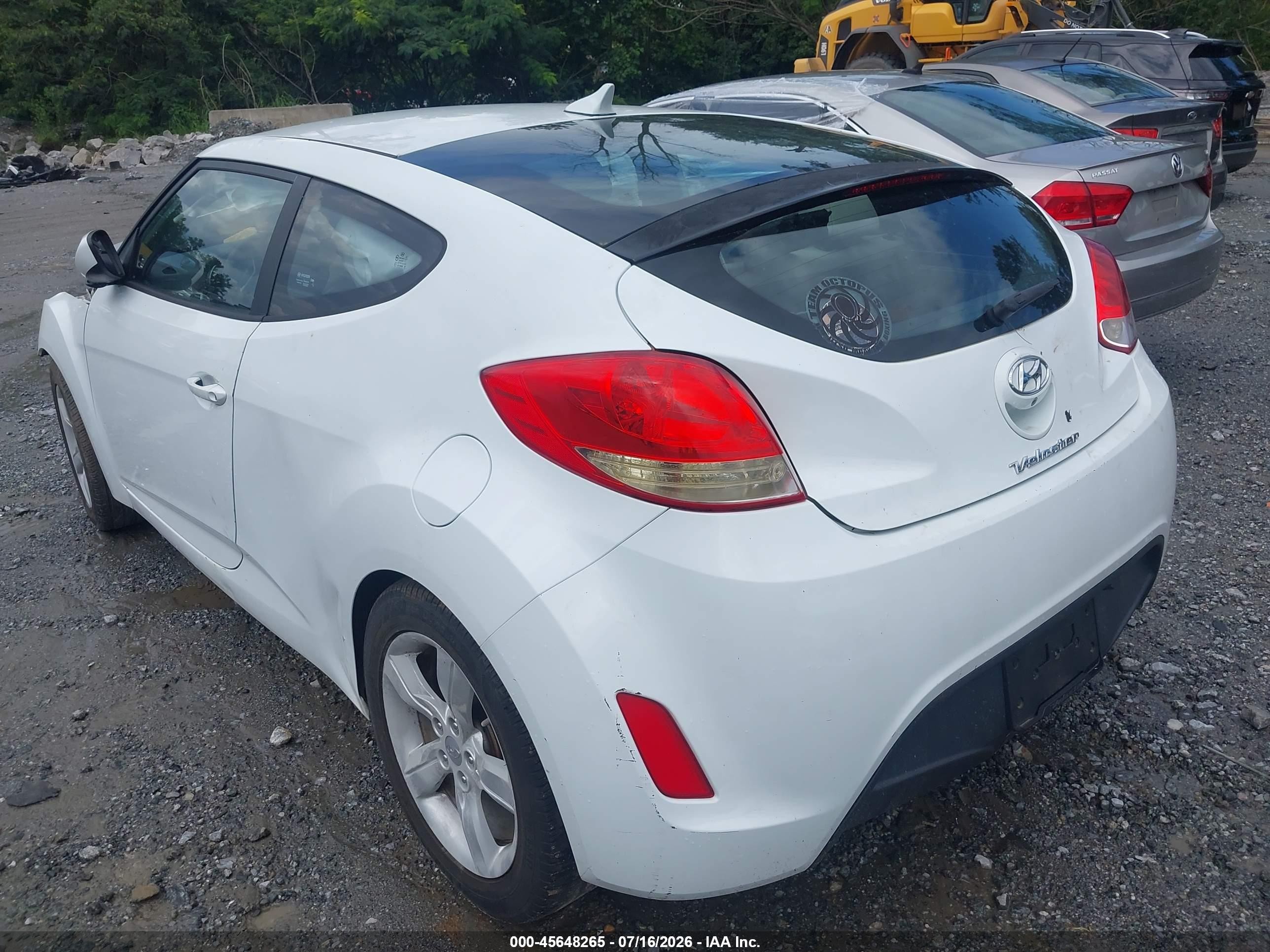 2014 Hyundai Veloster Base W/gray White vin: KMHTC6AD9EU185542