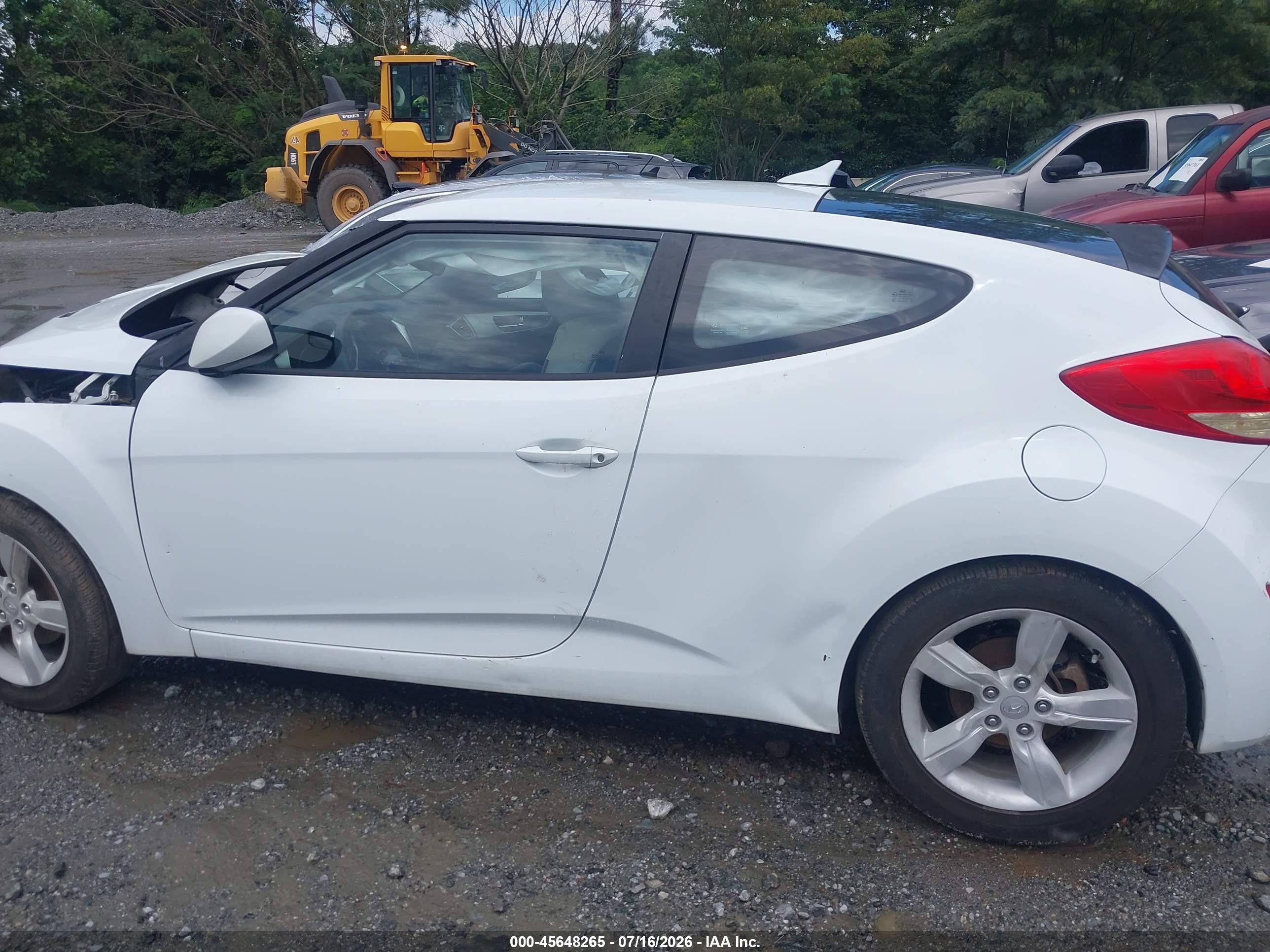 2014 Hyundai Veloster Base W/gray White vin: KMHTC6AD9EU185542