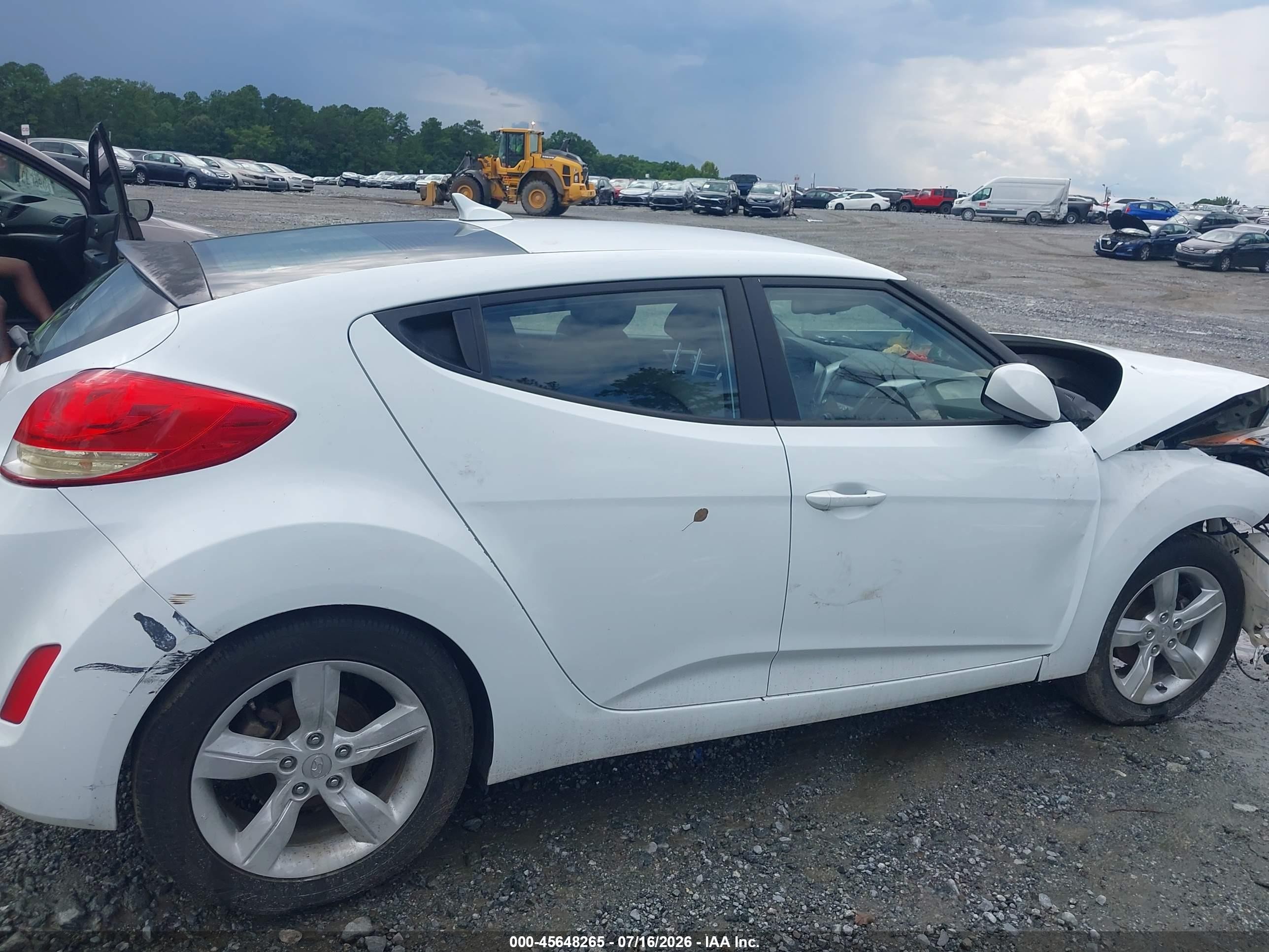 2014 Hyundai Veloster Base W/gray White vin: KMHTC6AD9EU185542