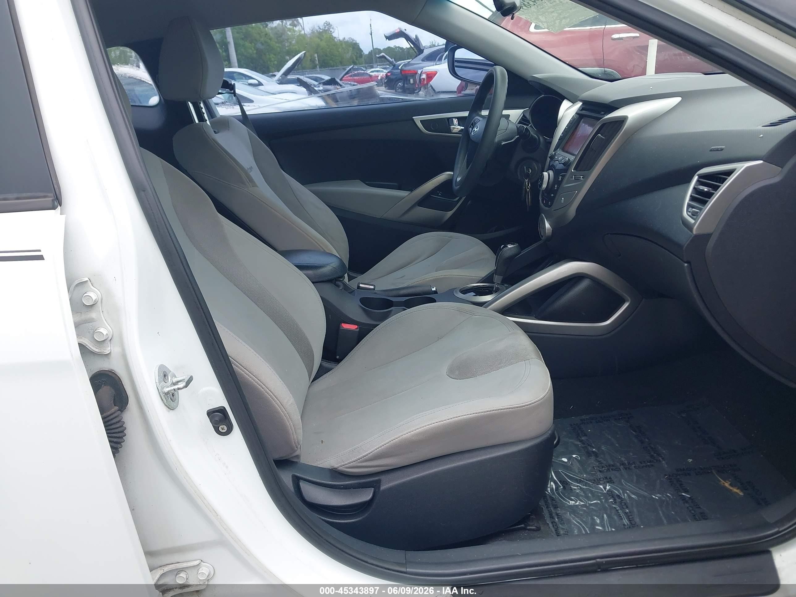 2012 Hyundai Veloster Base W/gray White vin: KMHTC6ADXCU052169
