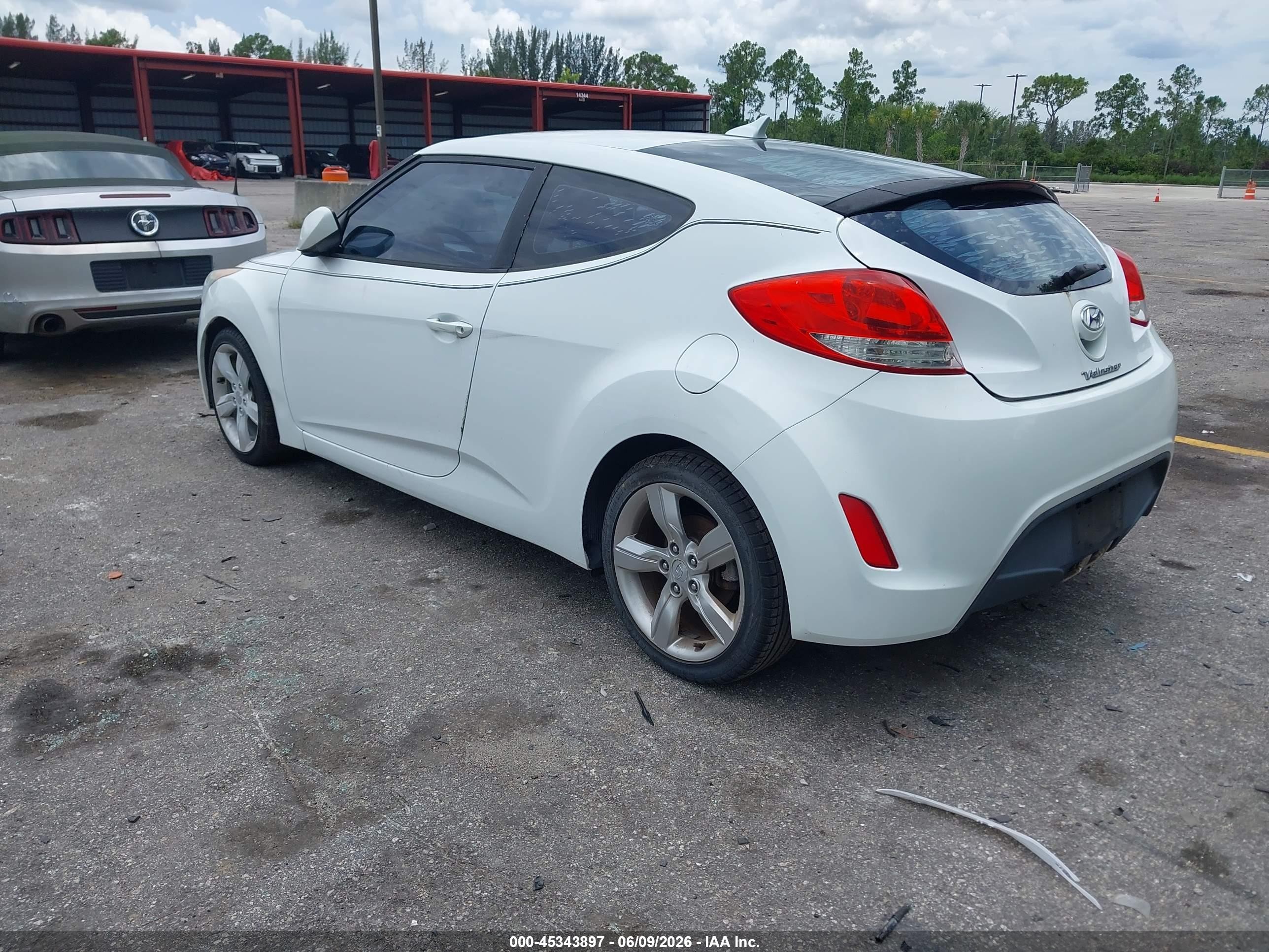2012 Hyundai Veloster Base W/gray White vin: KMHTC6ADXCU052169