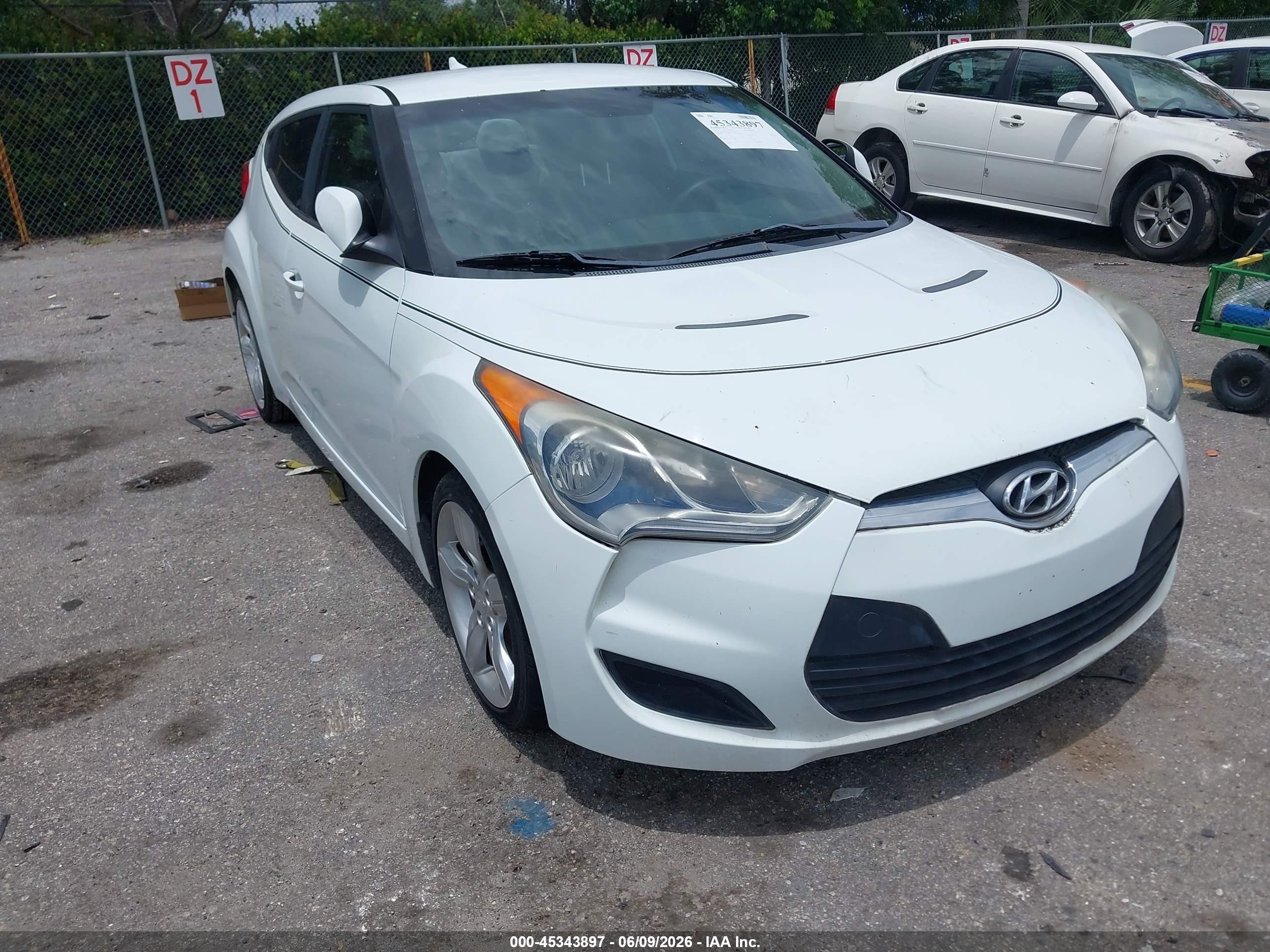 2012 Hyundai Veloster Base W/gray White vin: KMHTC6ADXCU052169