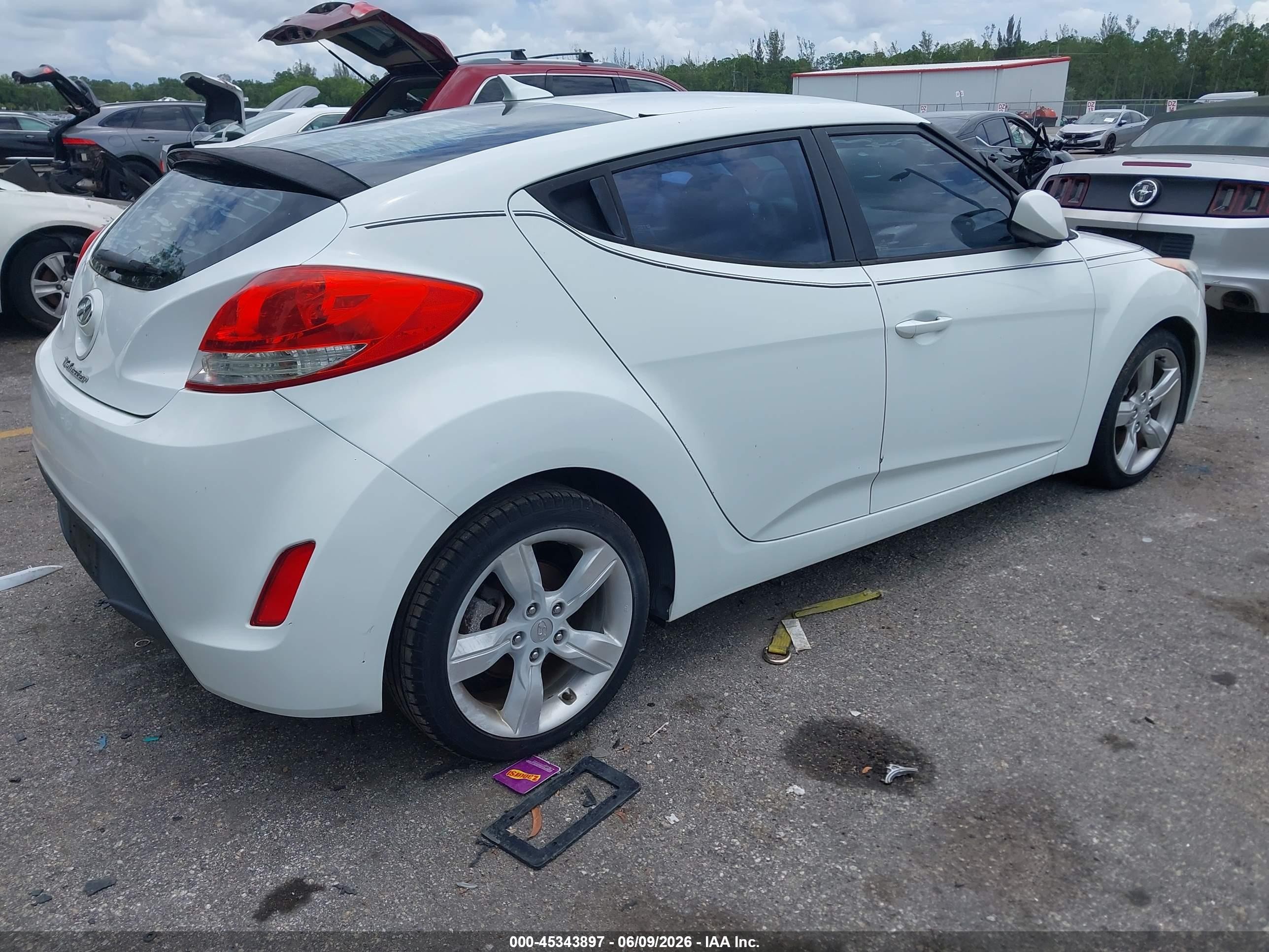 2012 Hyundai Veloster Base W/gray White vin: KMHTC6ADXCU052169