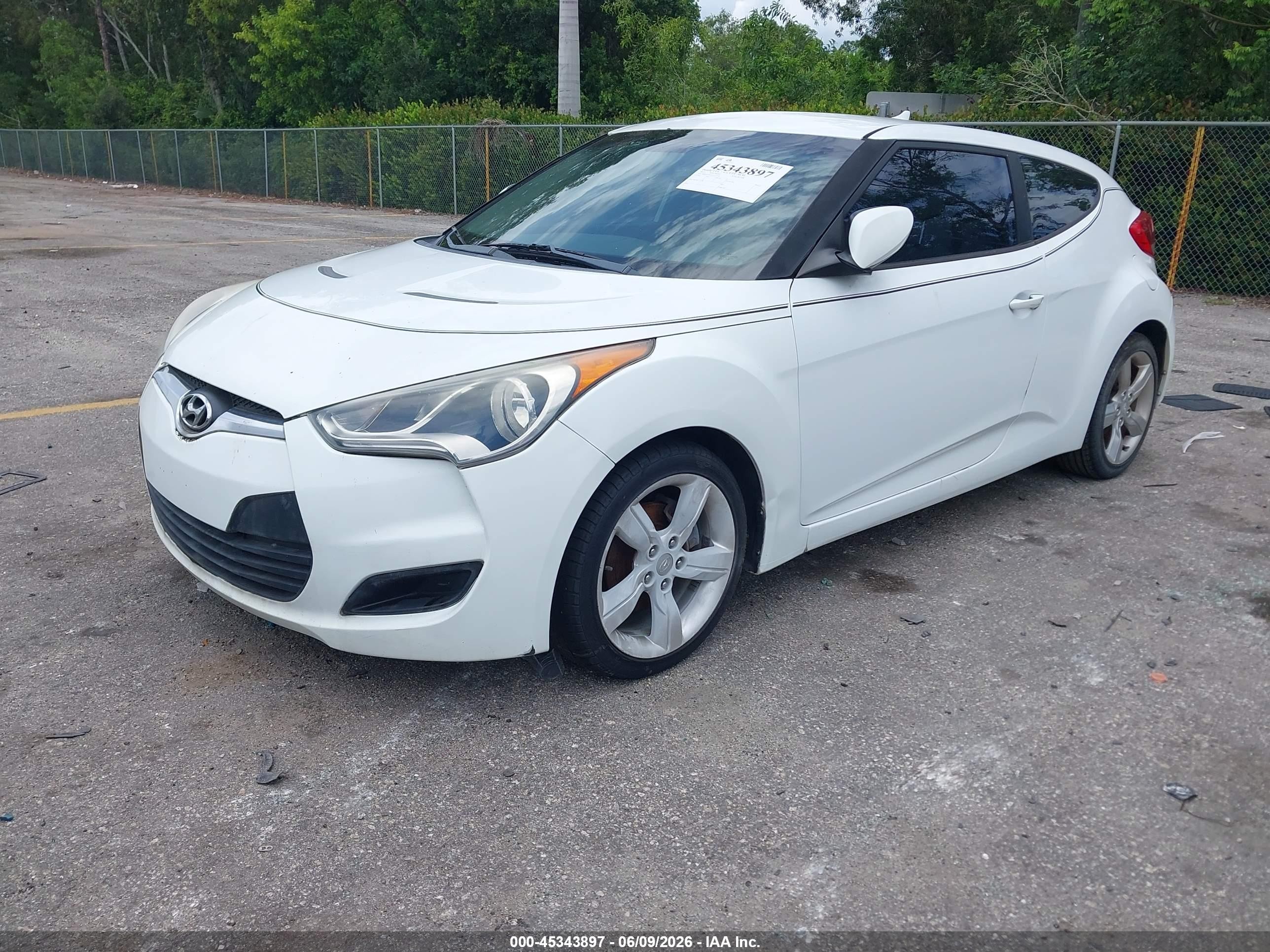 2012 Hyundai Veloster Base W/gray White vin: KMHTC6ADXCU052169