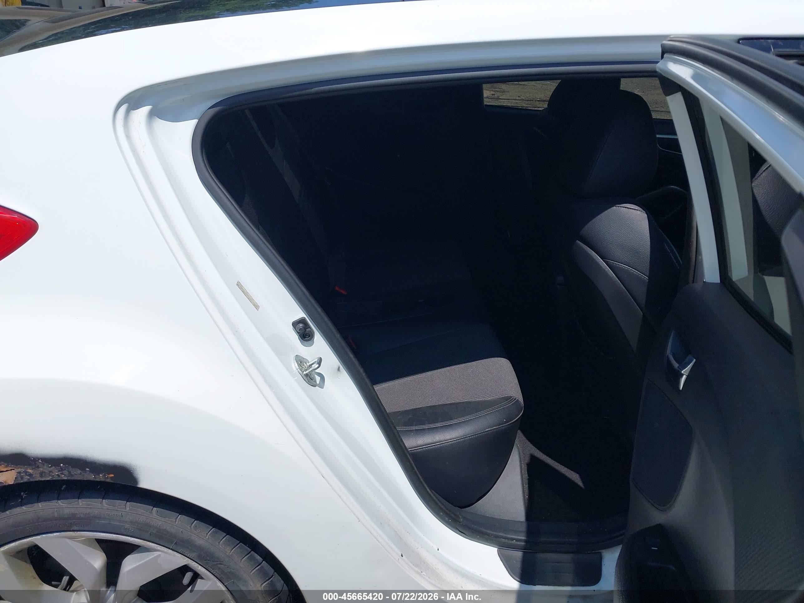 2013 Hyundai Veloster Base W/black White vin: KMHTC6ADXDU170238