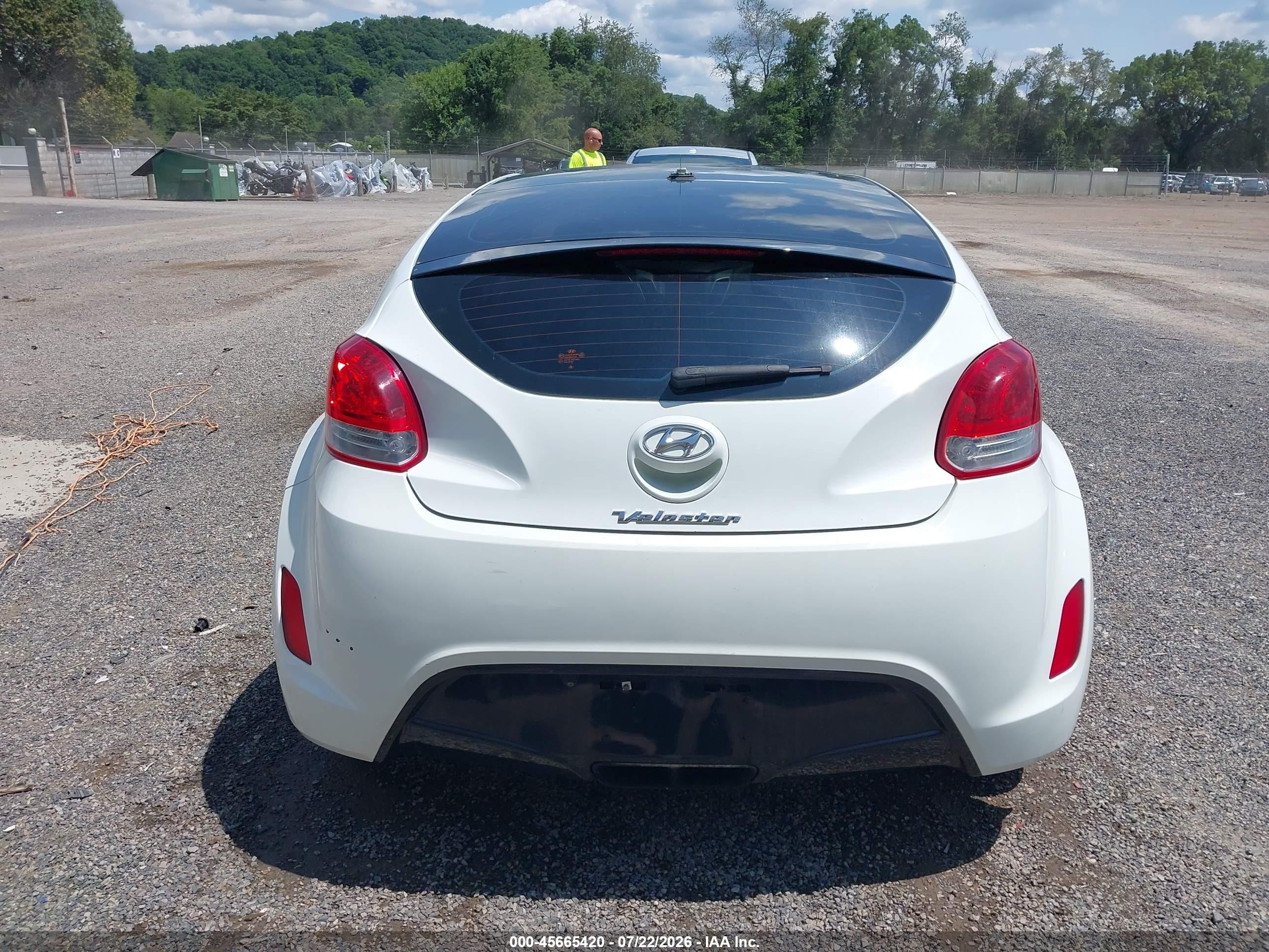 2013 Hyundai Veloster Base W/black White vin: KMHTC6ADXDU170238