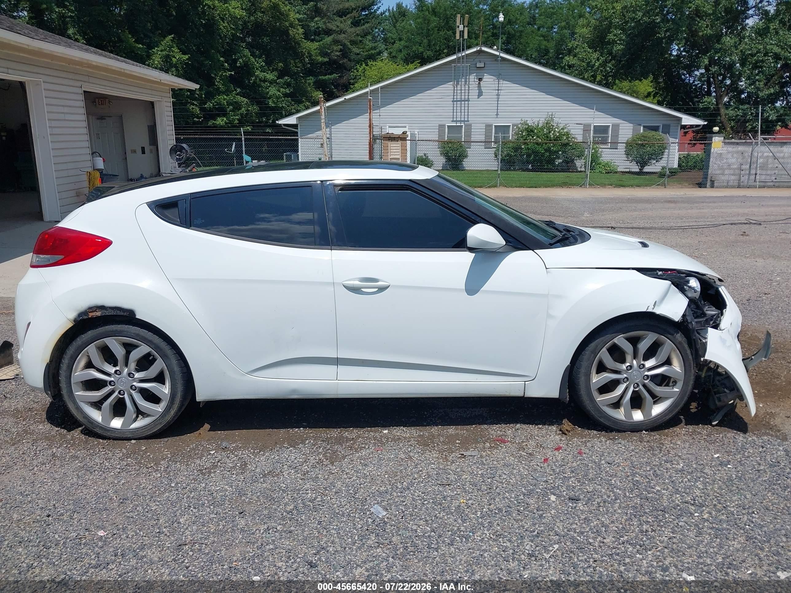 2013 Hyundai Veloster Base W/black White vin: KMHTC6ADXDU170238
