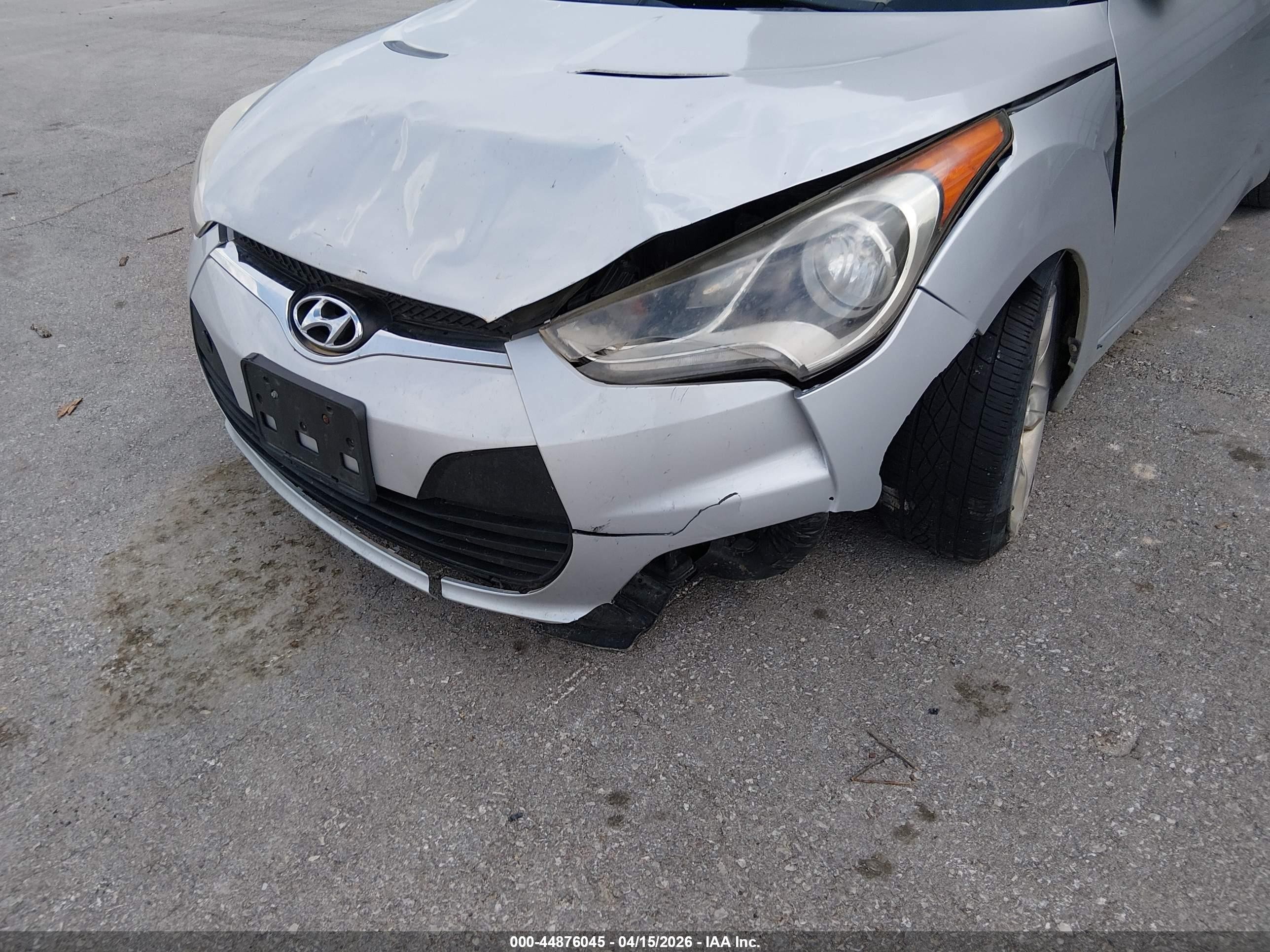 2015 Hyundai Veloster   Silver vin: KMHTC6ADXFU229484