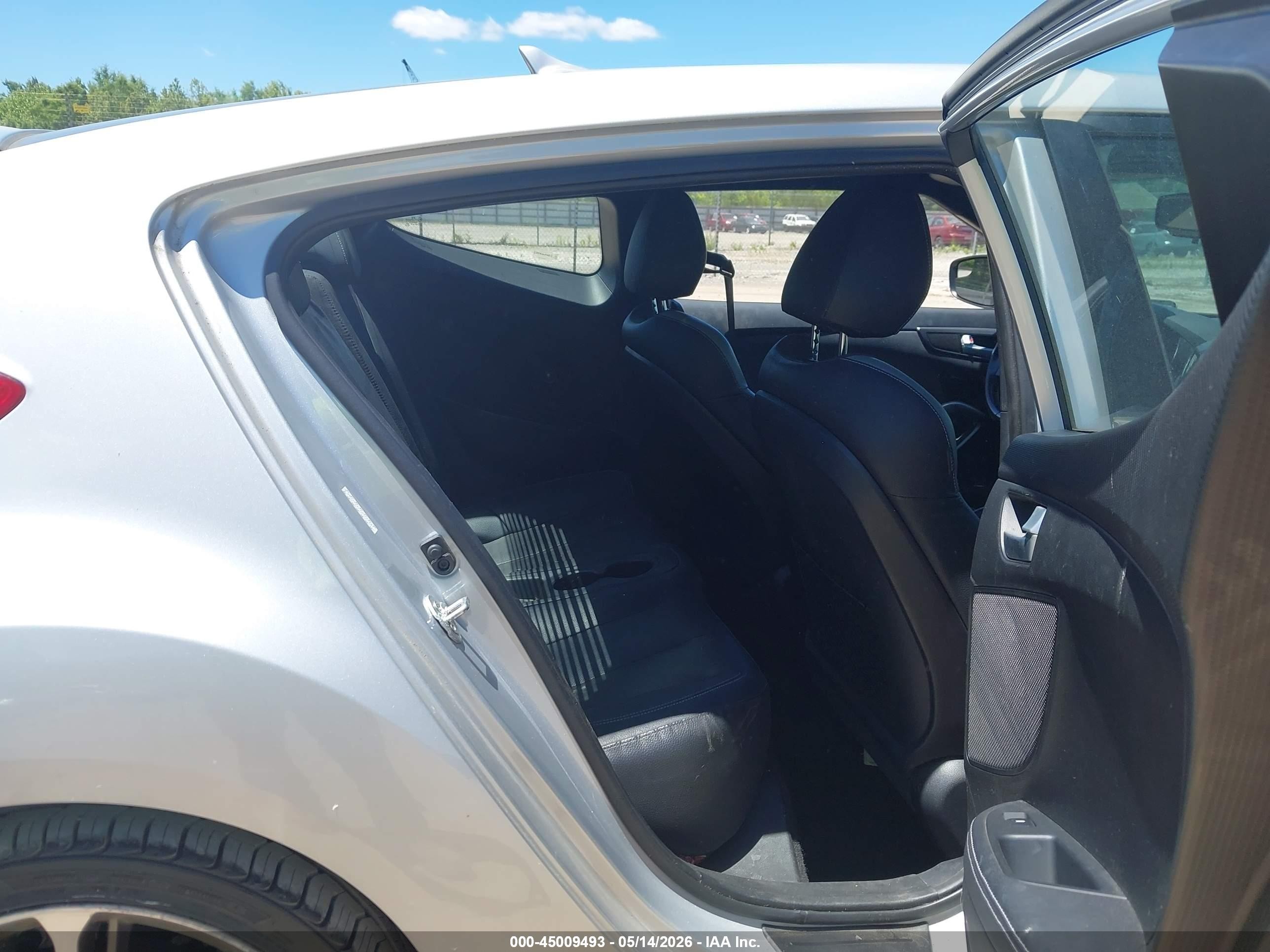 2016 Hyundai Veloster Turbo Серебряный vin: KMHTC6AE2GU272887