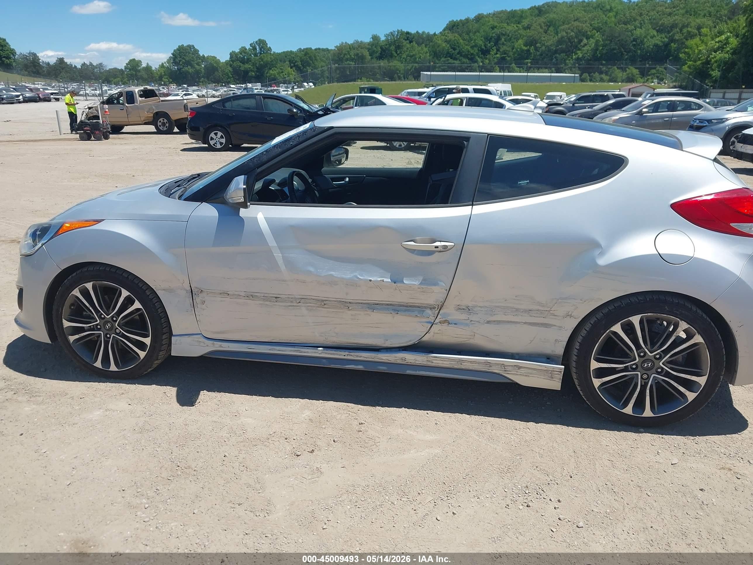 2016 Hyundai Veloster Turbo Серебряный vin: KMHTC6AE2GU272887