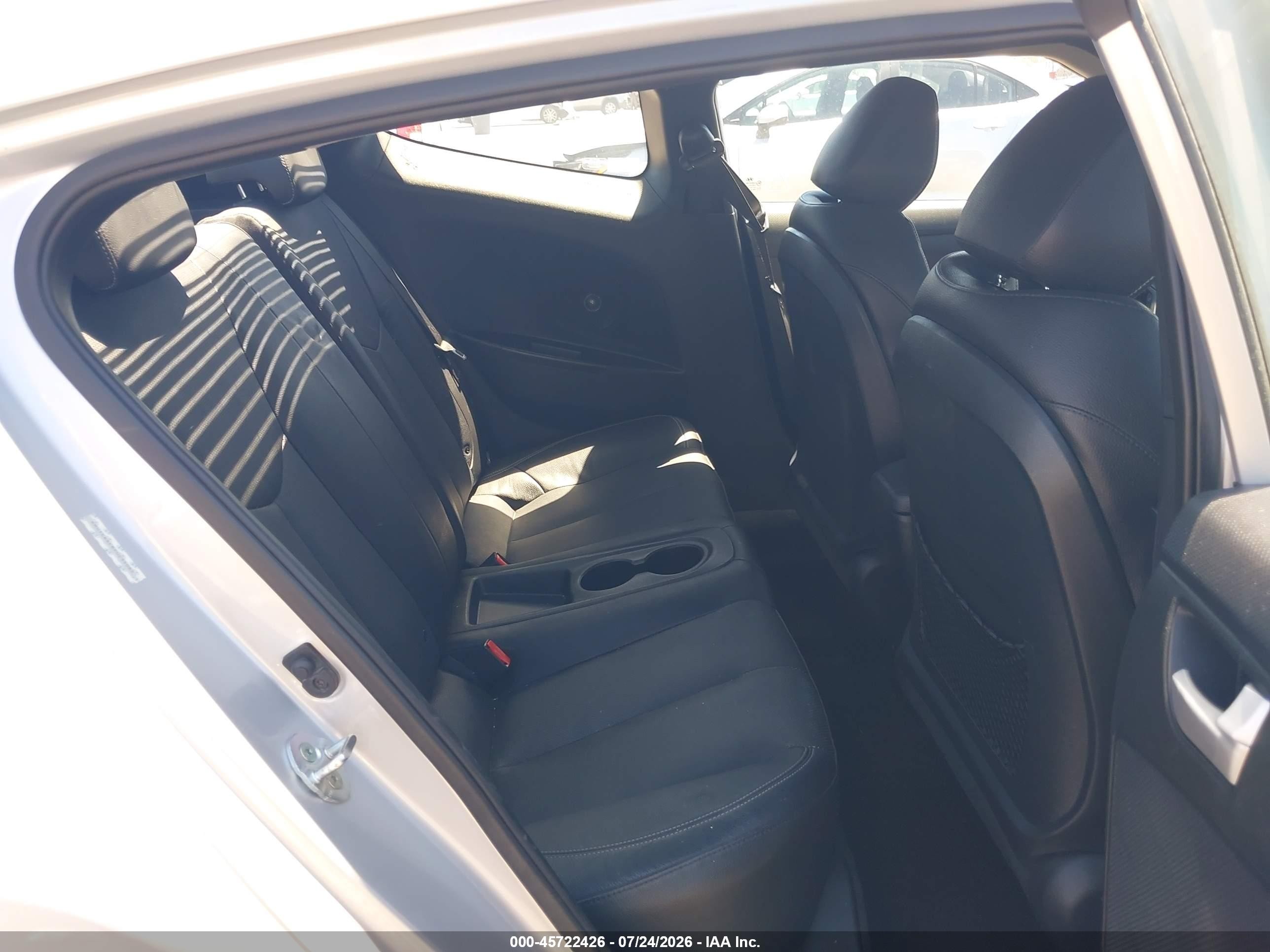 2015 Hyundai Veloster Turbo Silver vin: KMHTC6AE8FU235082