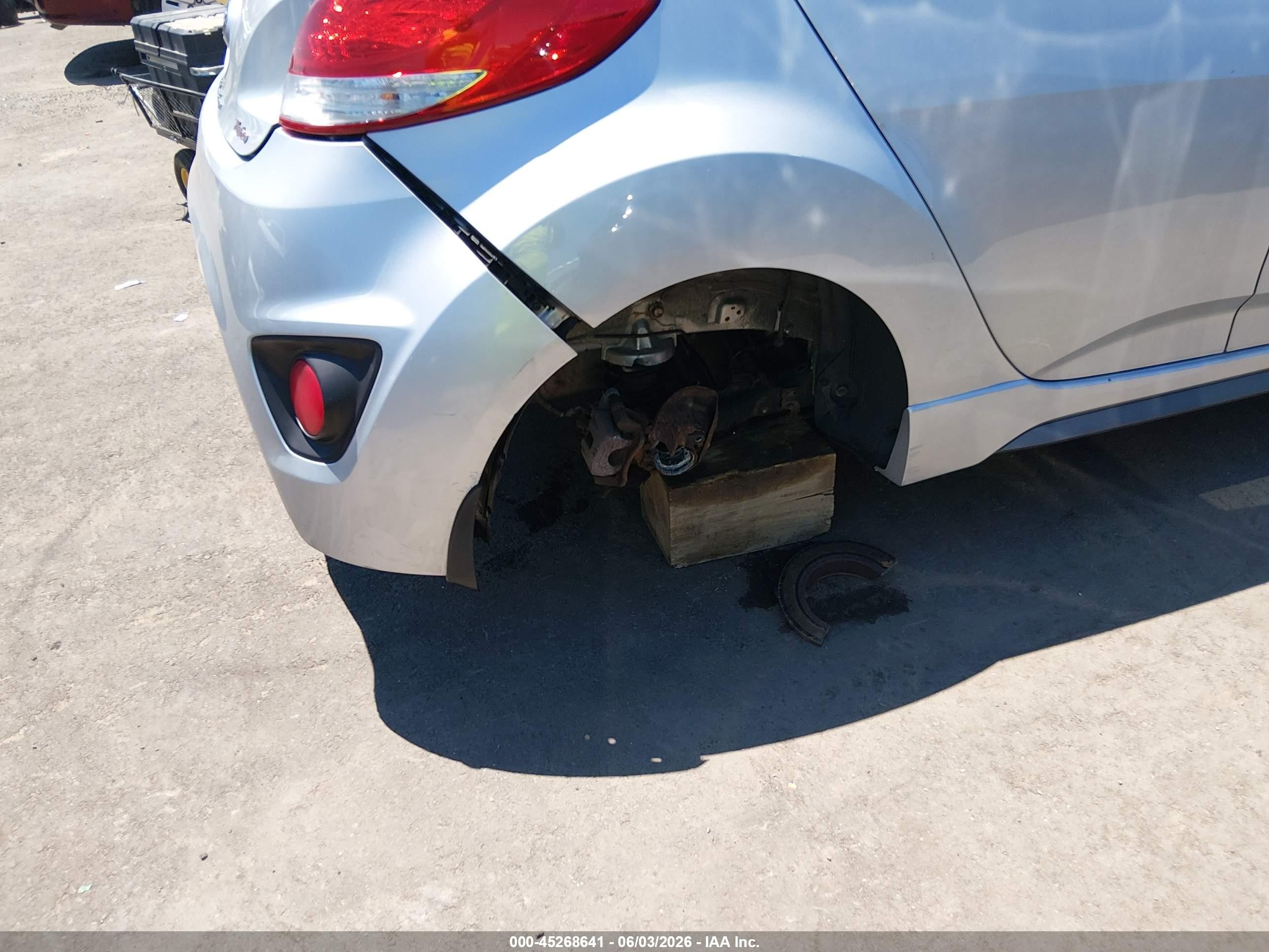 2014 Hyundai Veloster Turbo W/blue White vin: KMHTC6AE9EU195562