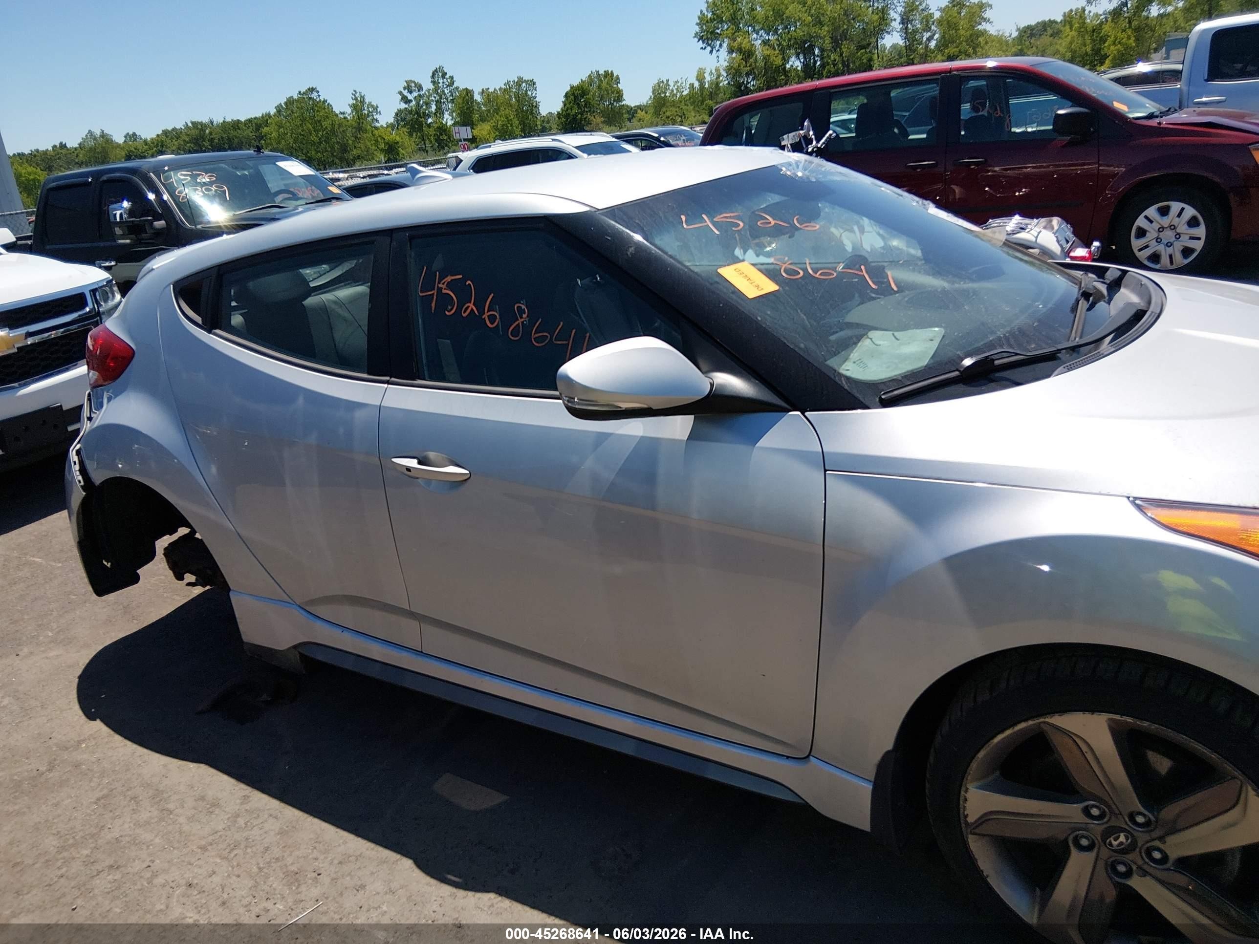 2014 Hyundai Veloster Turbo W/blue White vin: KMHTC6AE9EU195562
