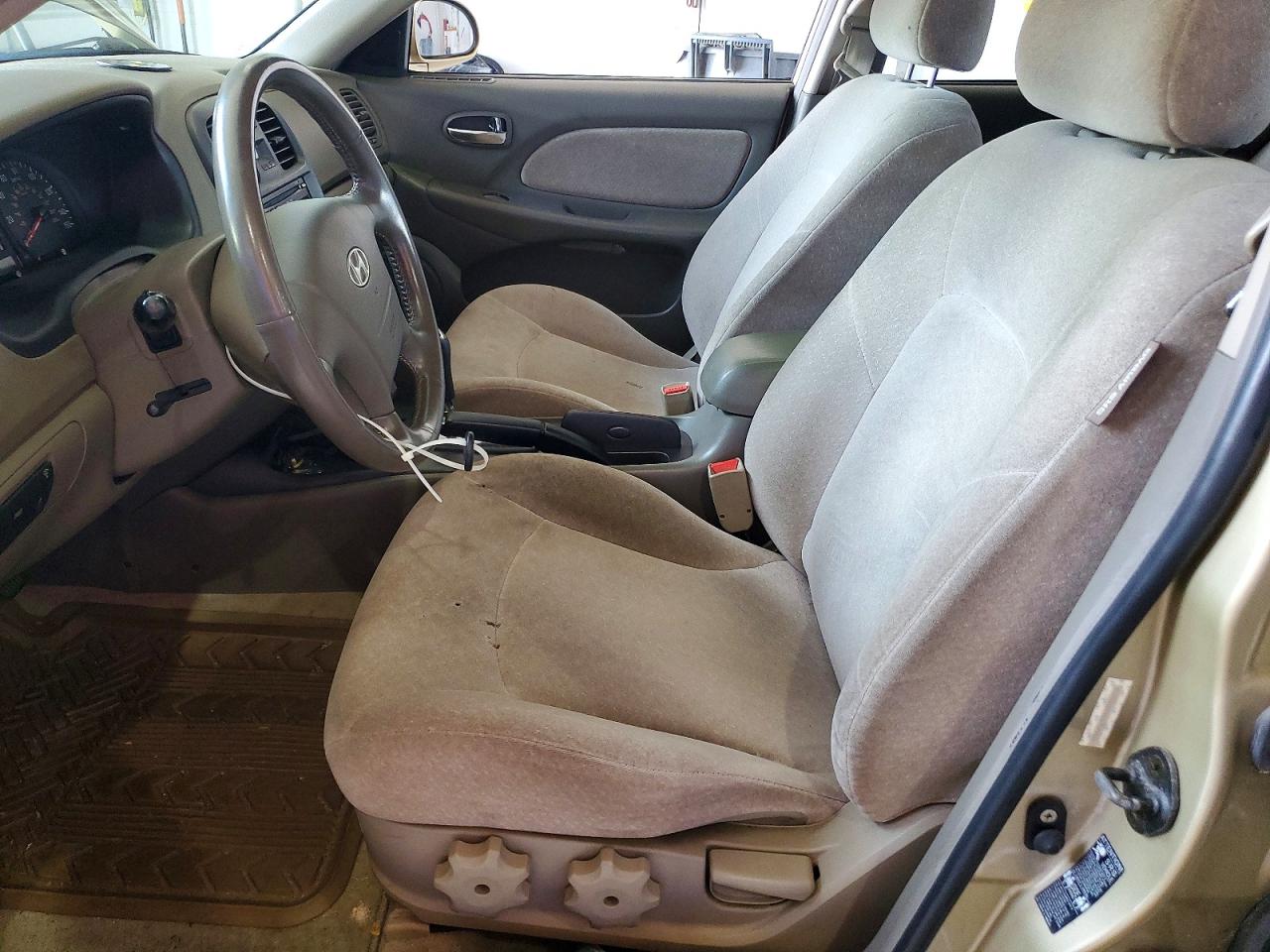 2003 Hyundai Sonata Base Gold vin: KMHWF25H33A826256