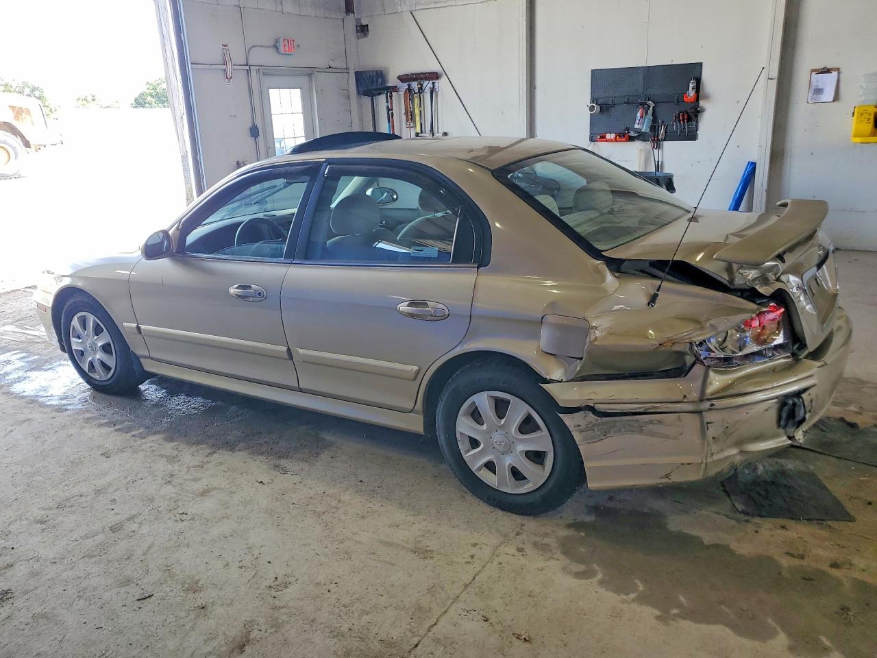 2003 Hyundai Sonata Base Gold vin: KMHWF25H33A826256