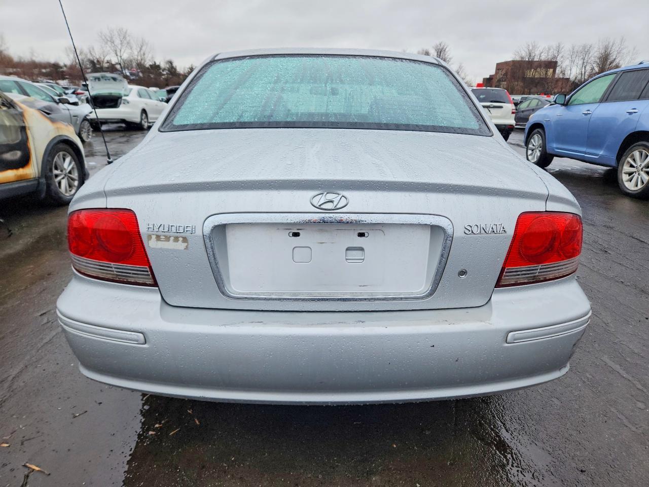 2002 Hyundai Sonata Base Silver vin: KMHWF25S02A602646