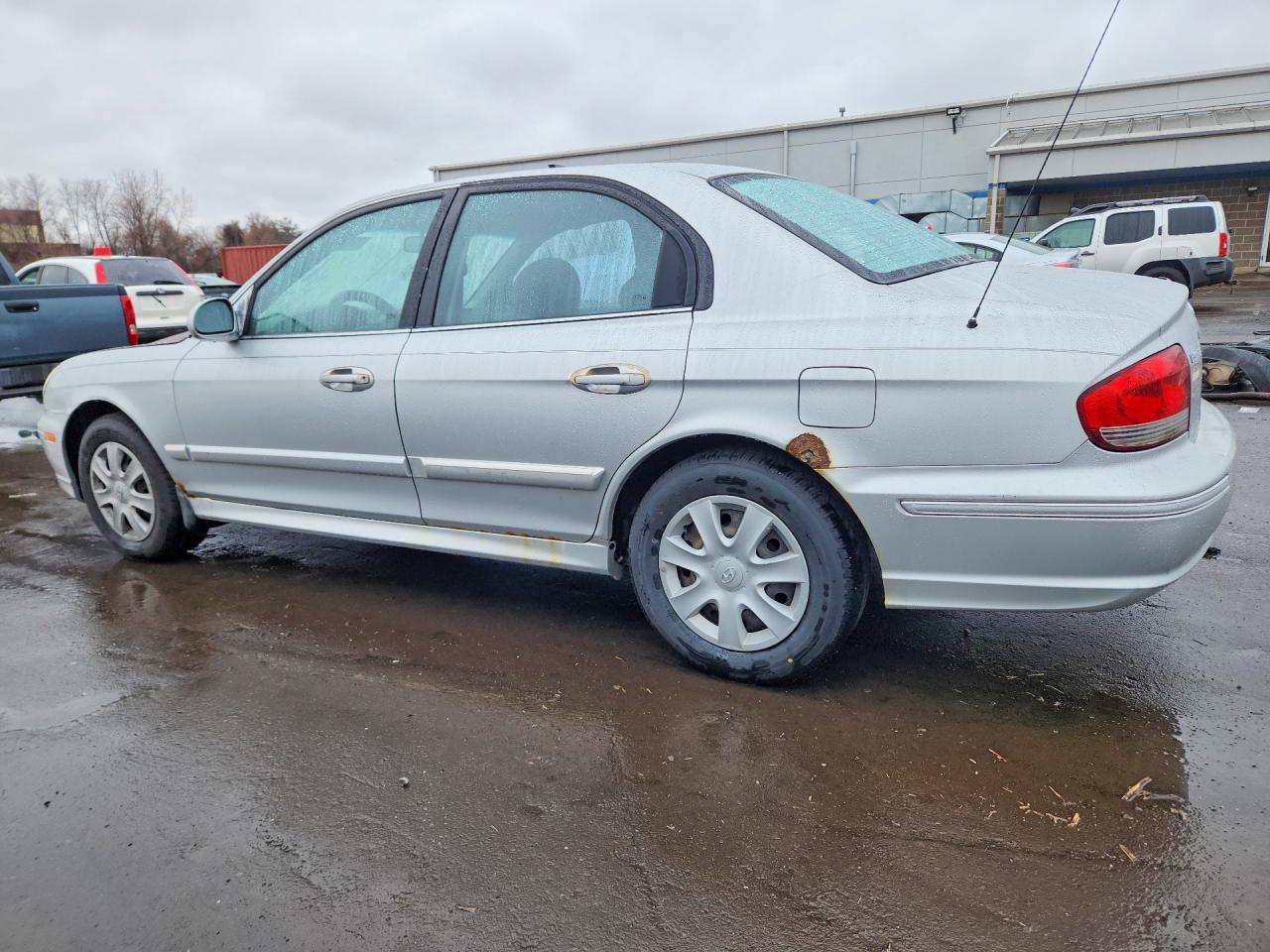 2002 Hyundai Sonata Base Silver vin: KMHWF25S02A602646
