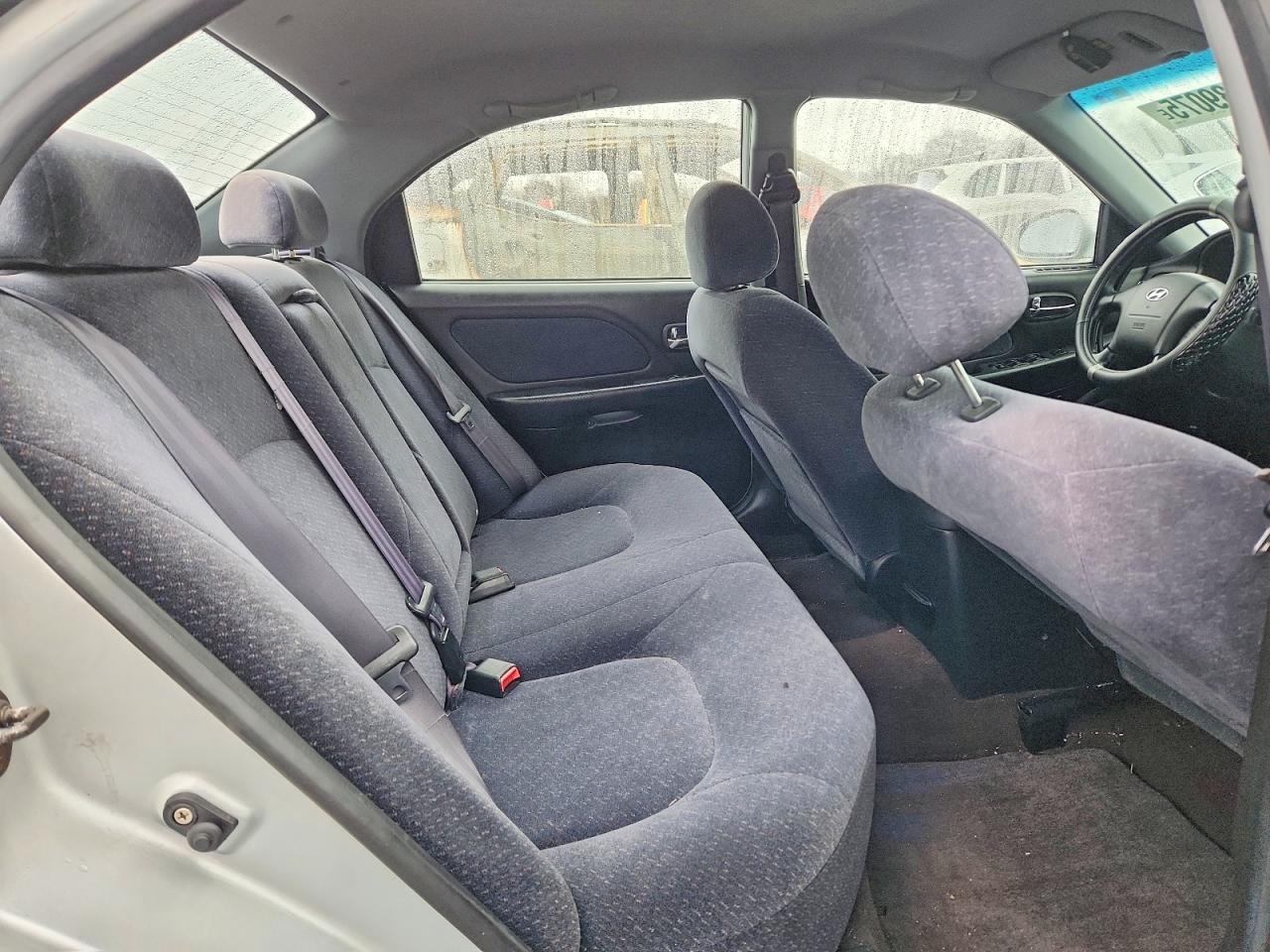 2002 Hyundai Sonata Base Silver vin: KMHWF25S02A602646