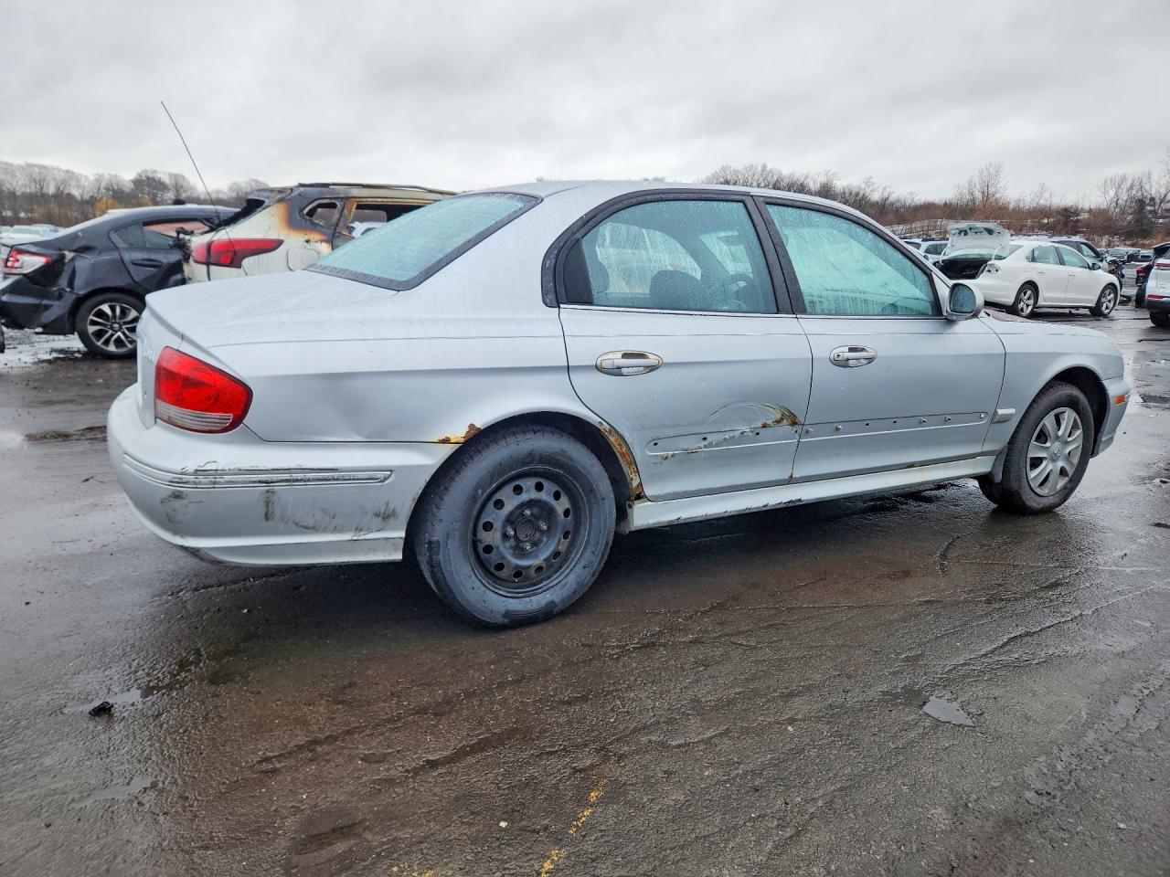 2002 Hyundai Sonata Base Silver vin: KMHWF25S02A602646