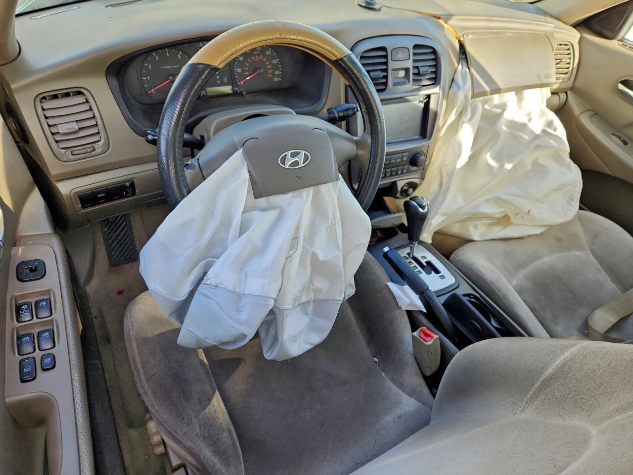 2002 Hyundai Sonata Base Tan vin: KMHWF25S42A668777