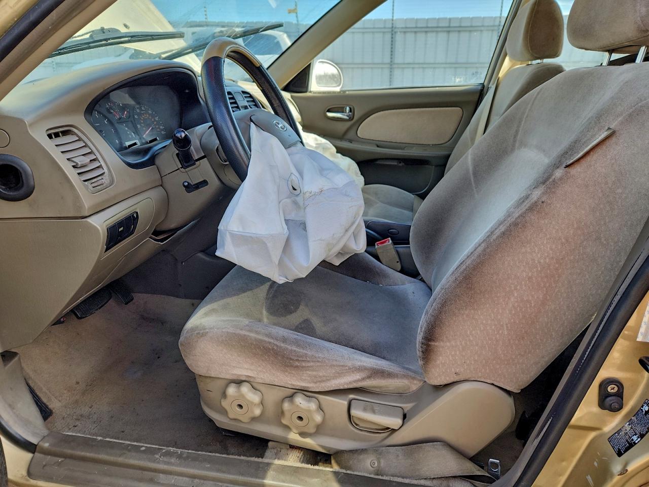 2002 Hyundai Sonata Base Tan vin: KMHWF25S42A668777