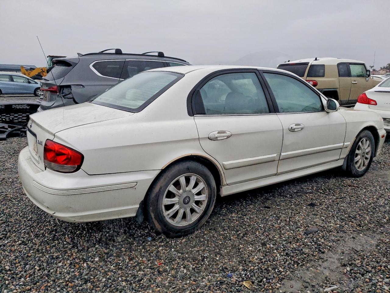 2002 Hyundai Sonata White vin: KMHWF25S52A566002