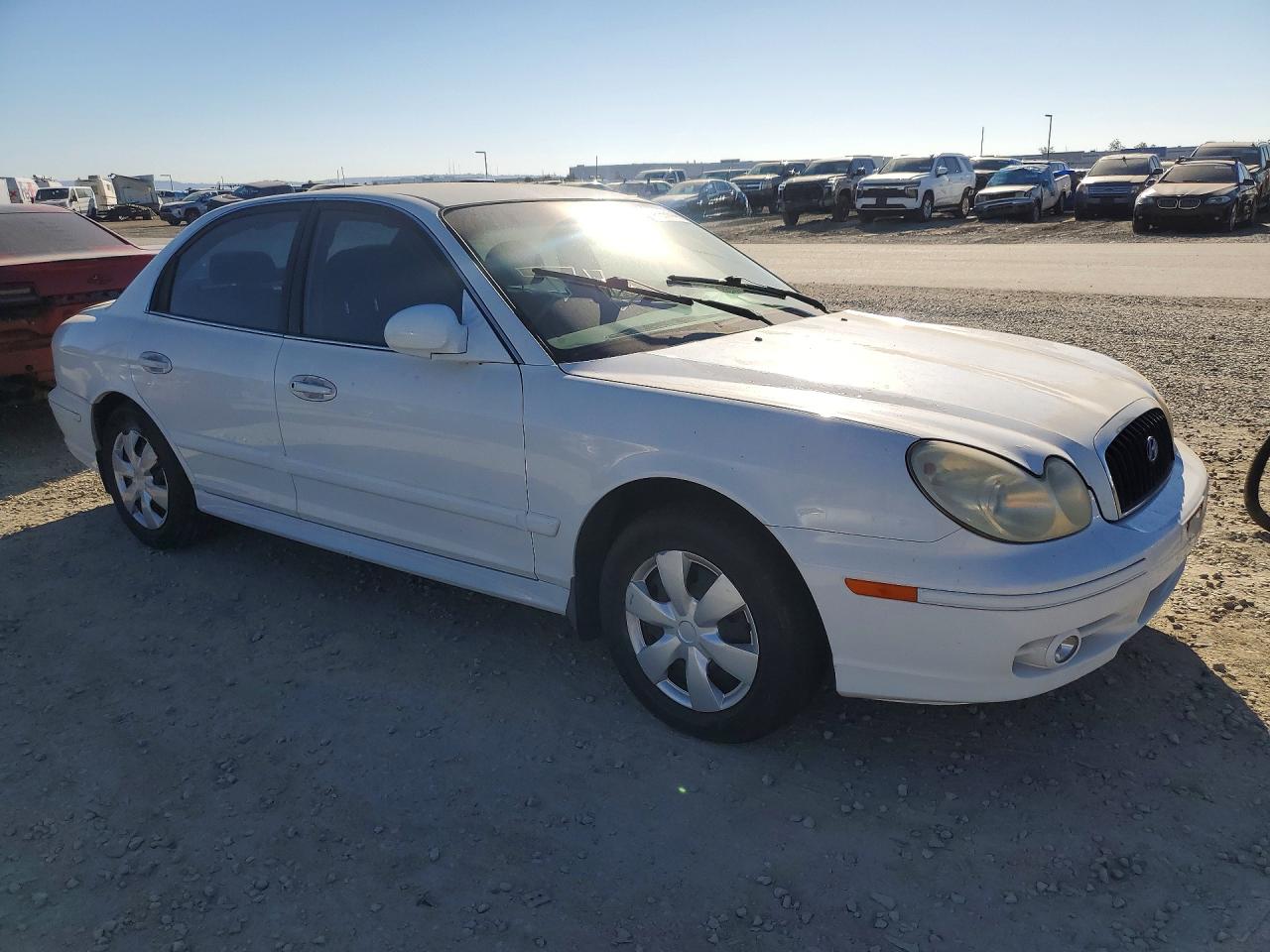 2002 Hyundai Sonata Base White vin: KMHWF25S72A671625