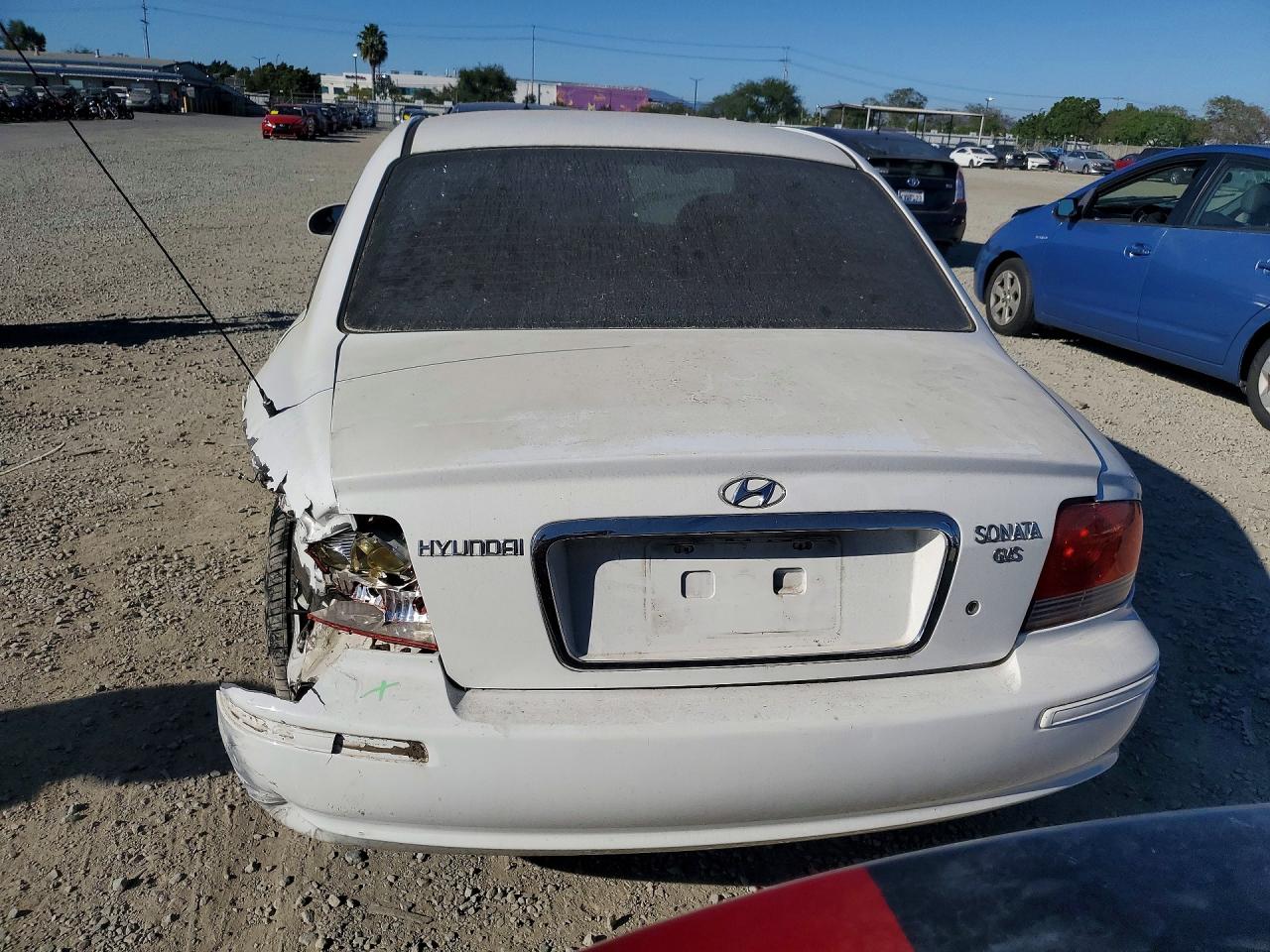 2002 Hyundai Sonata Base White vin: KMHWF25S72A671625