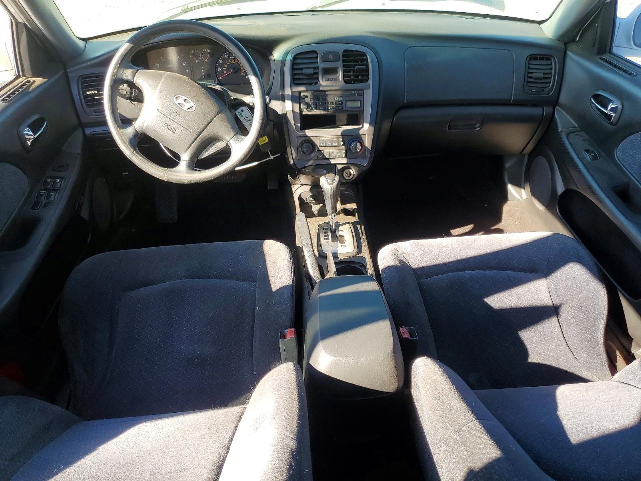 2002 Hyundai Sonata Base White vin: KMHWF25S72A671625