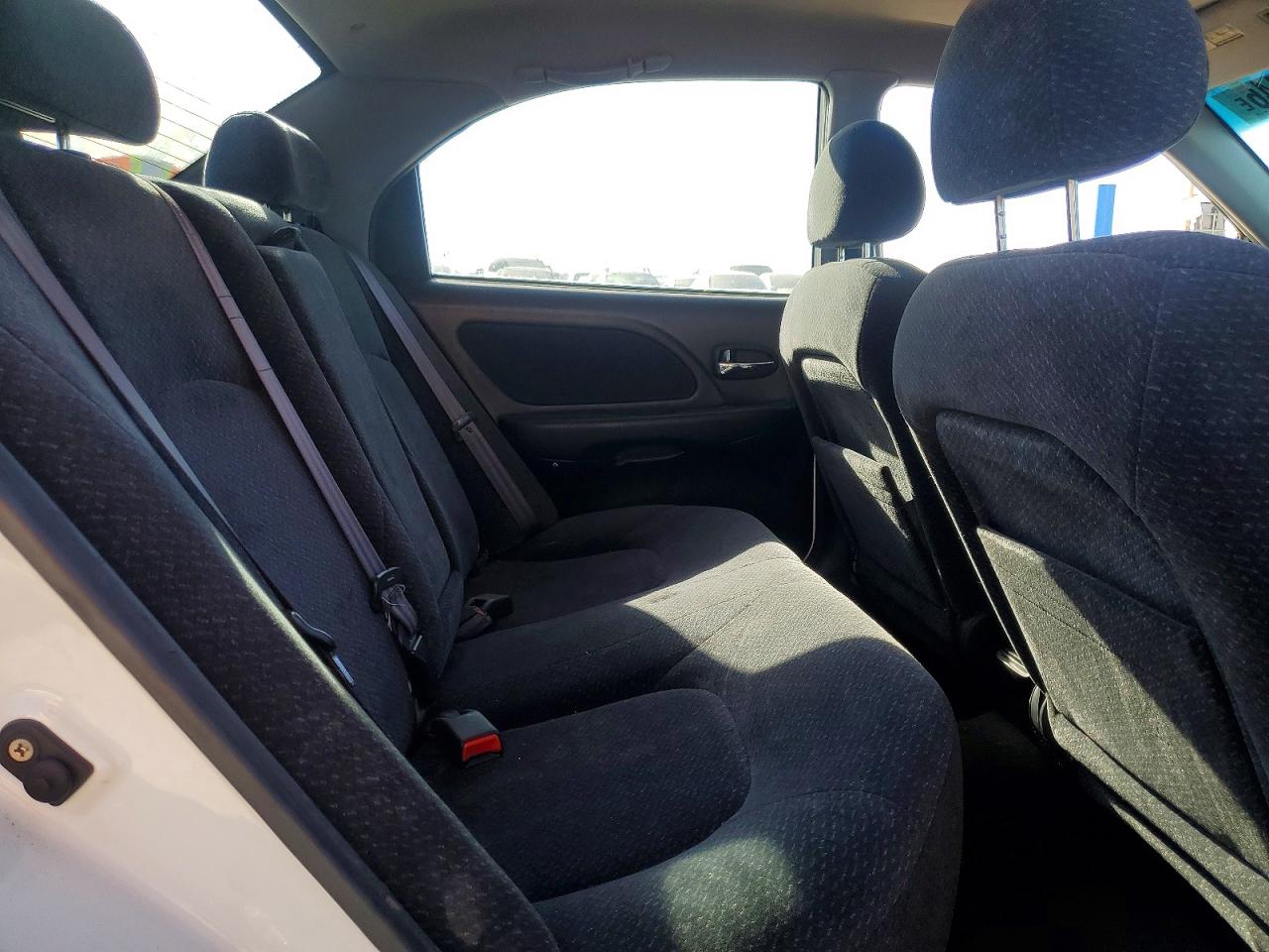 2002 Hyundai Sonata Base White vin: KMHWF25S72A671625