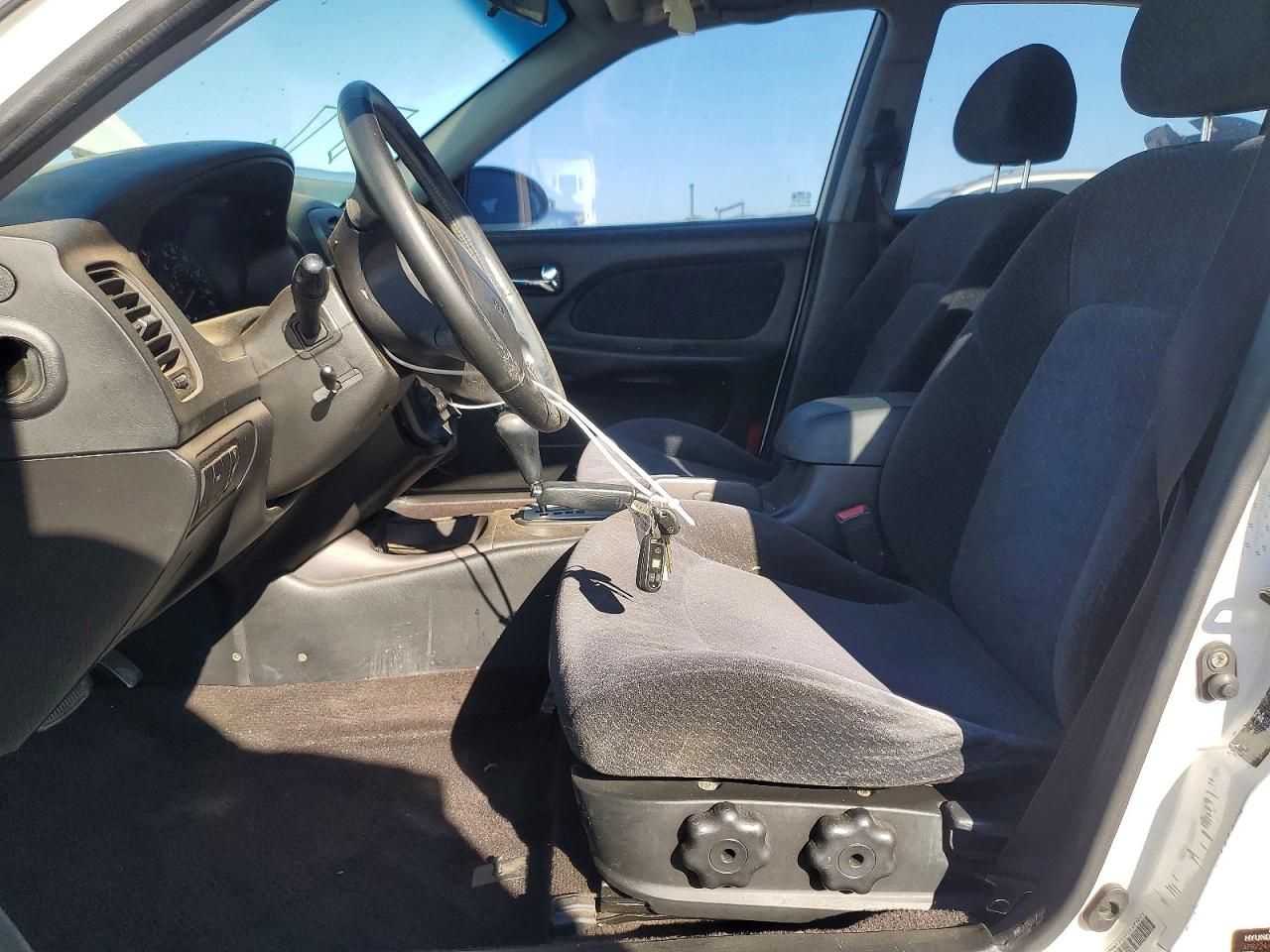 2002 Hyundai Sonata Base White vin: KMHWF25S72A671625