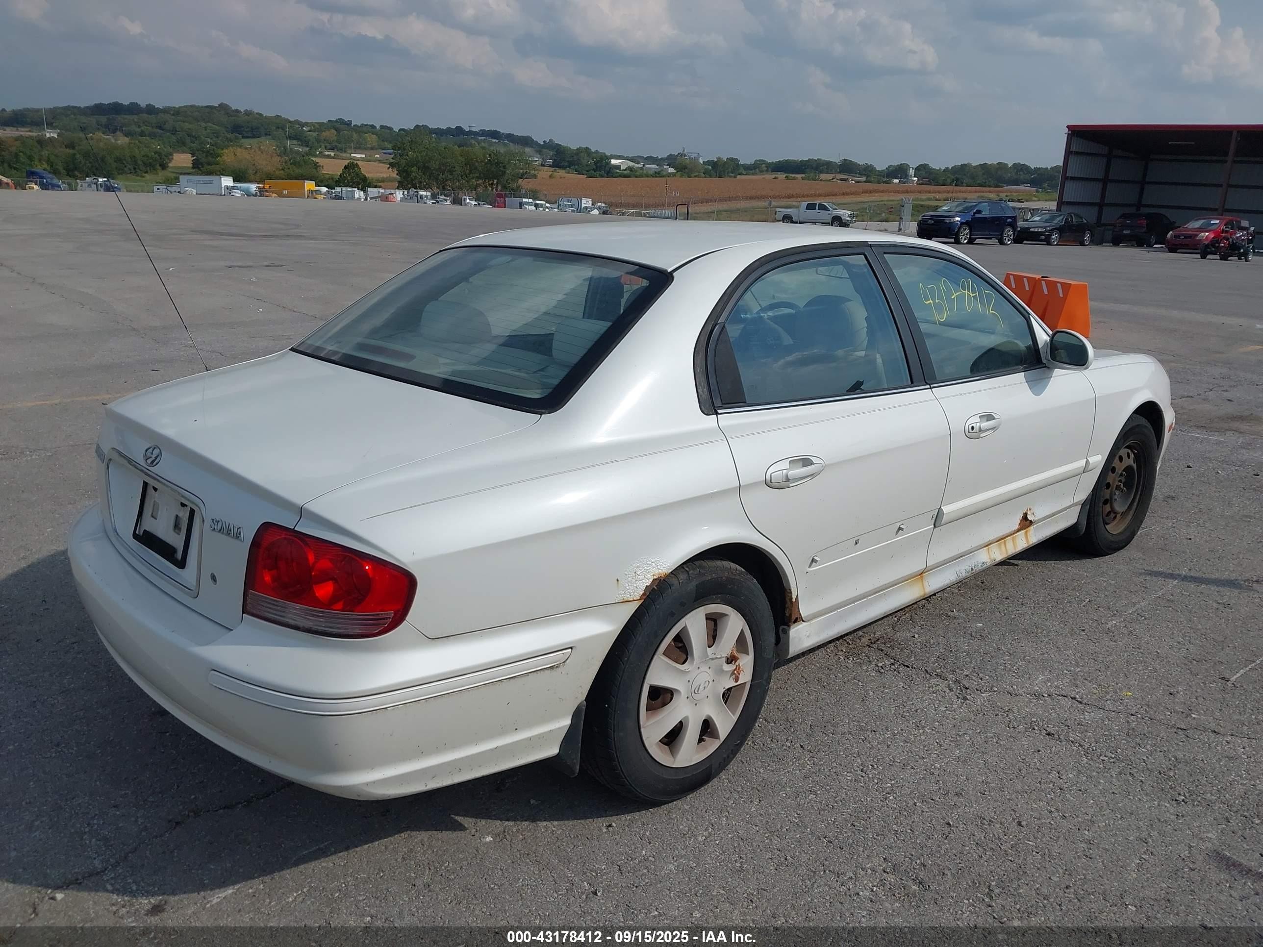2002 Hyundai Sonata   White vin: KMHWF25SX2A691836