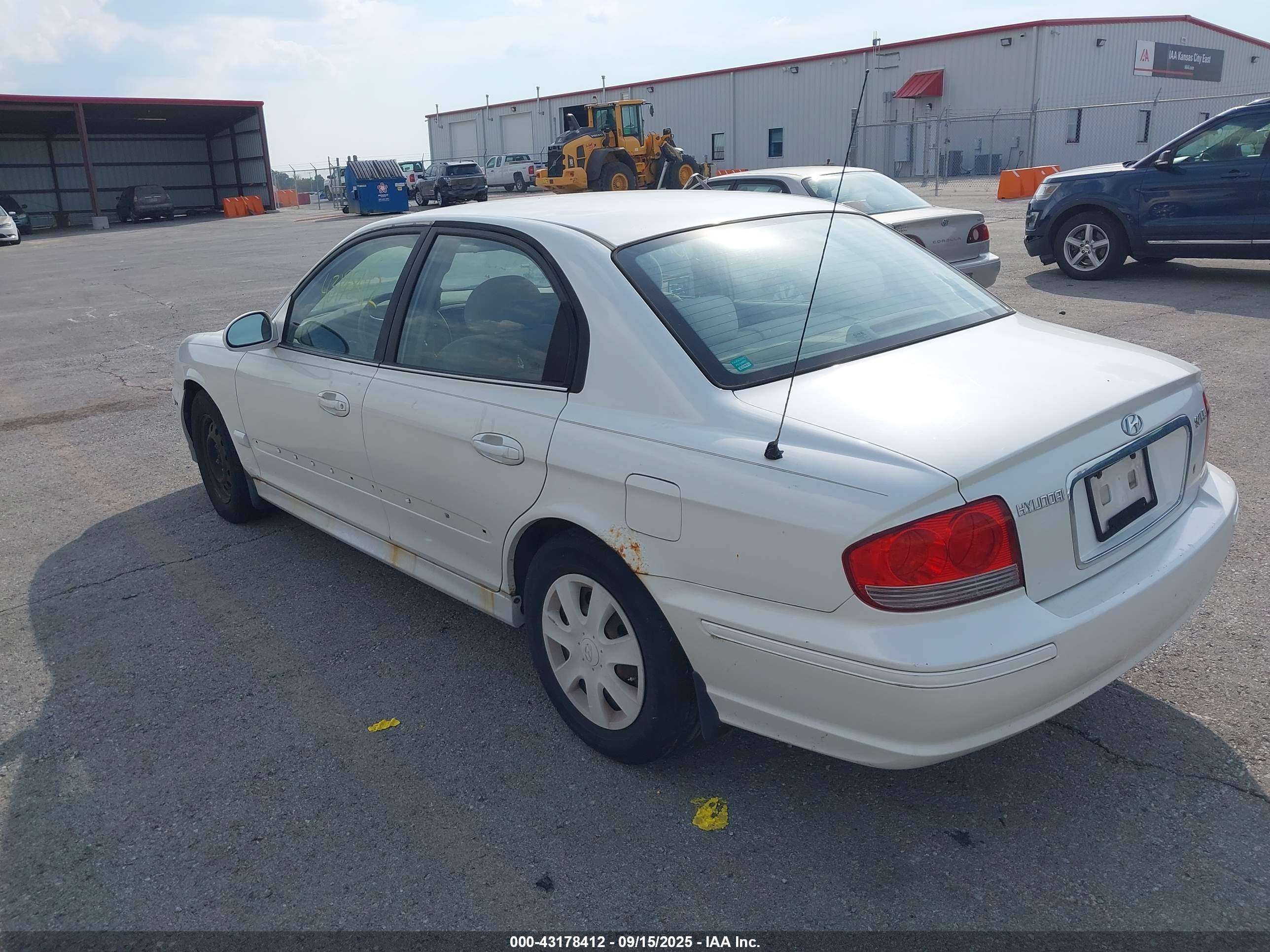 2002 Hyundai Sonata   White vin: KMHWF25SX2A691836