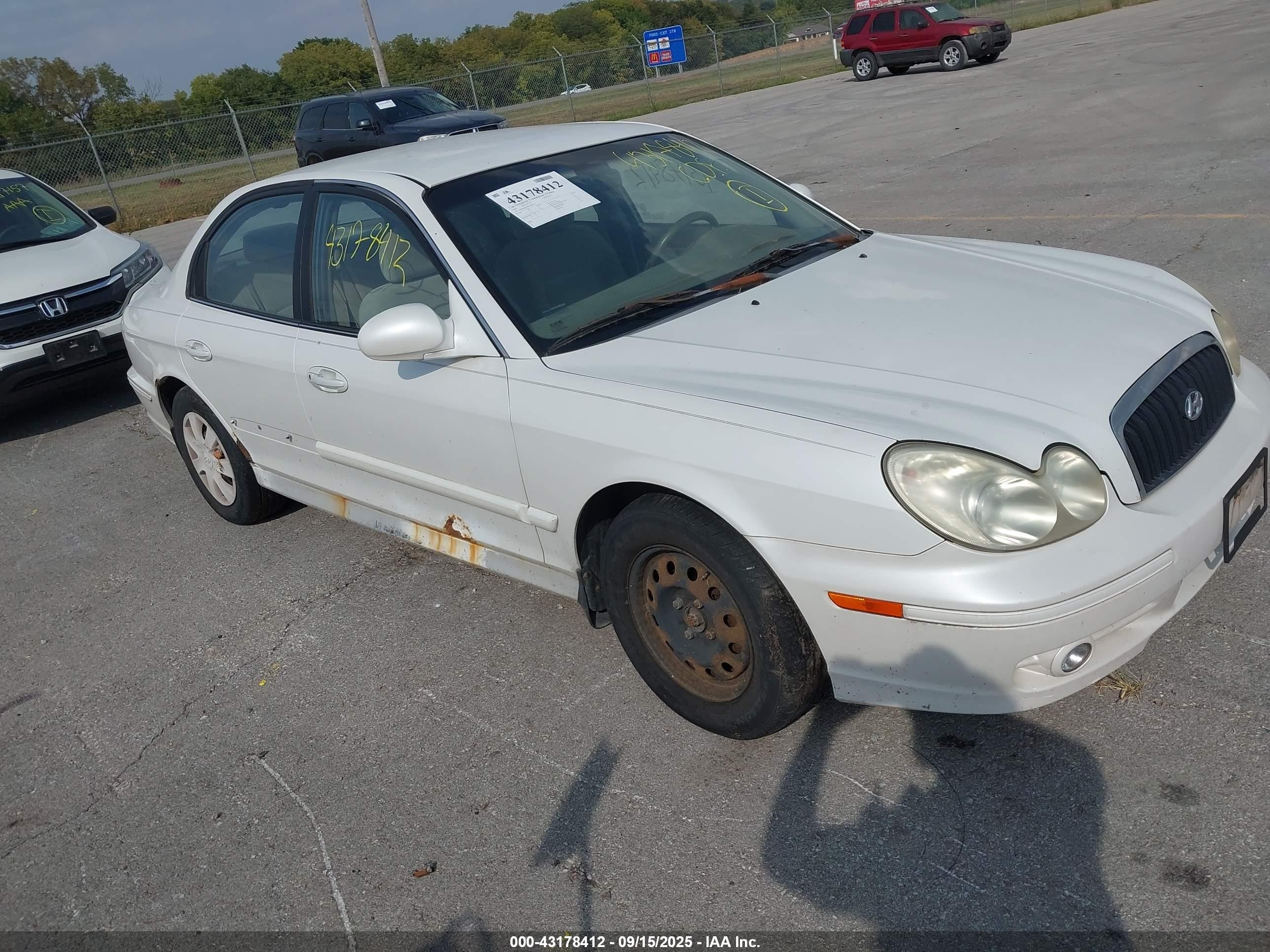 2002 Hyundai Sonata   White vin: KMHWF25SX2A691836