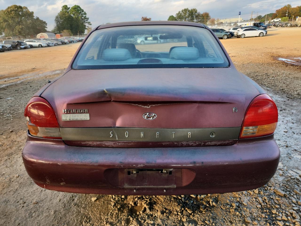 2000 Hyundai Sonata Base Maroon vin: KMHWF25V4YA180187