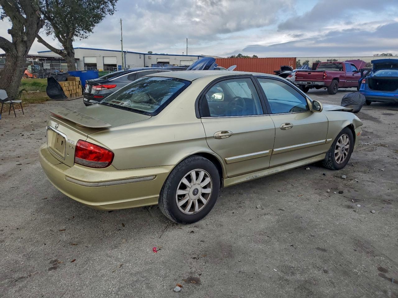 2002 Hyundai Sonata Gls Gold vin: KMHWF35H62A511570
