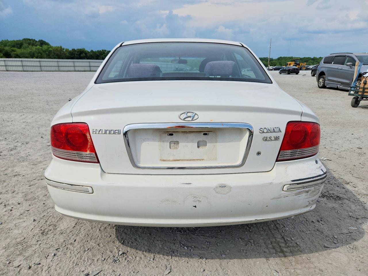2002 Hyundai Sonata Gls White vin: KMHWF35H62A649352