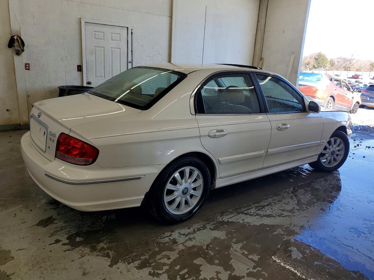 2002 Hyundai Sonata Gls White vin: KMHWF35H72A685874