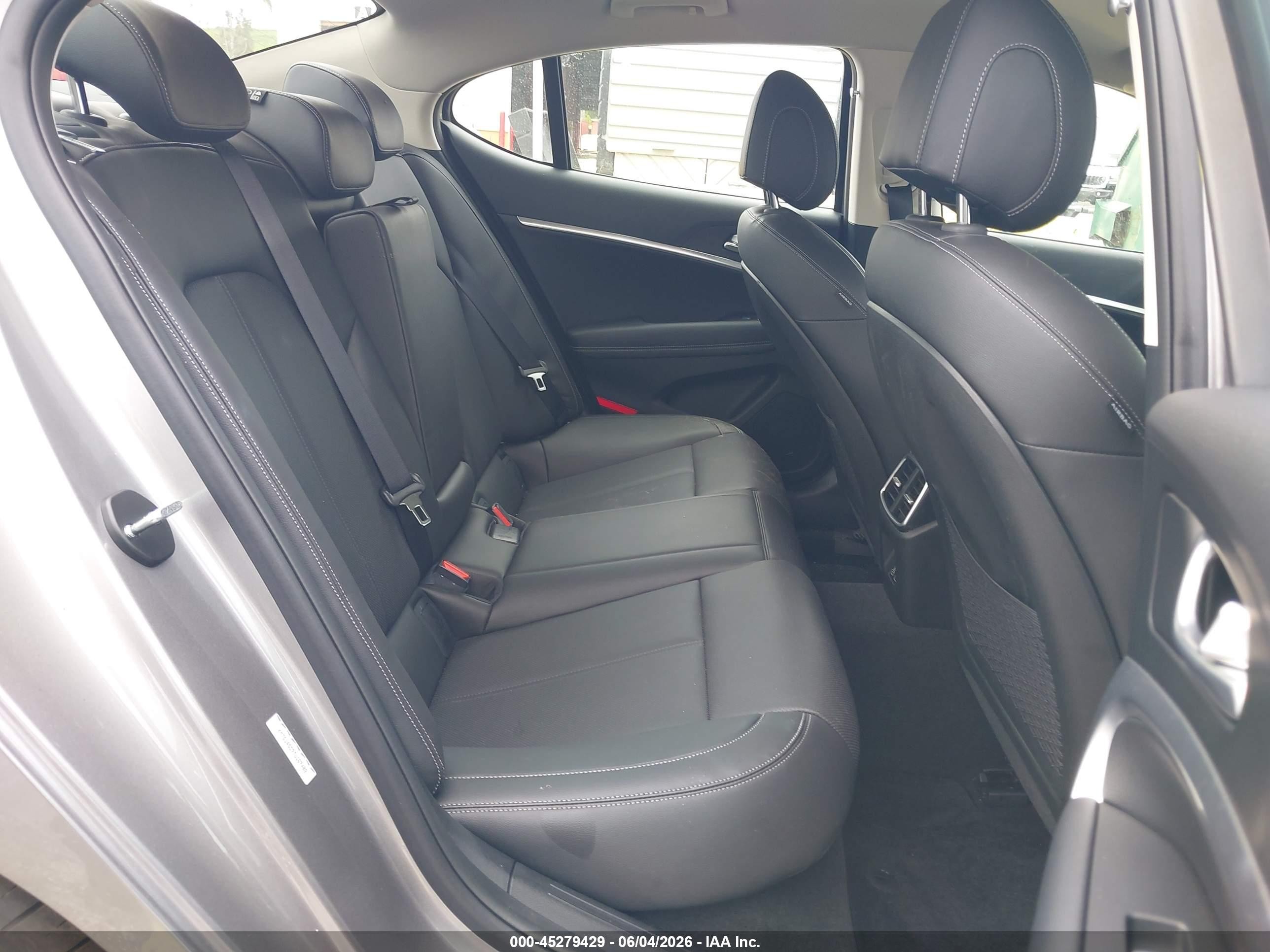 2026 Genesis G70 2.5t Rwd Gold vin: KMTG14SC7TU167402