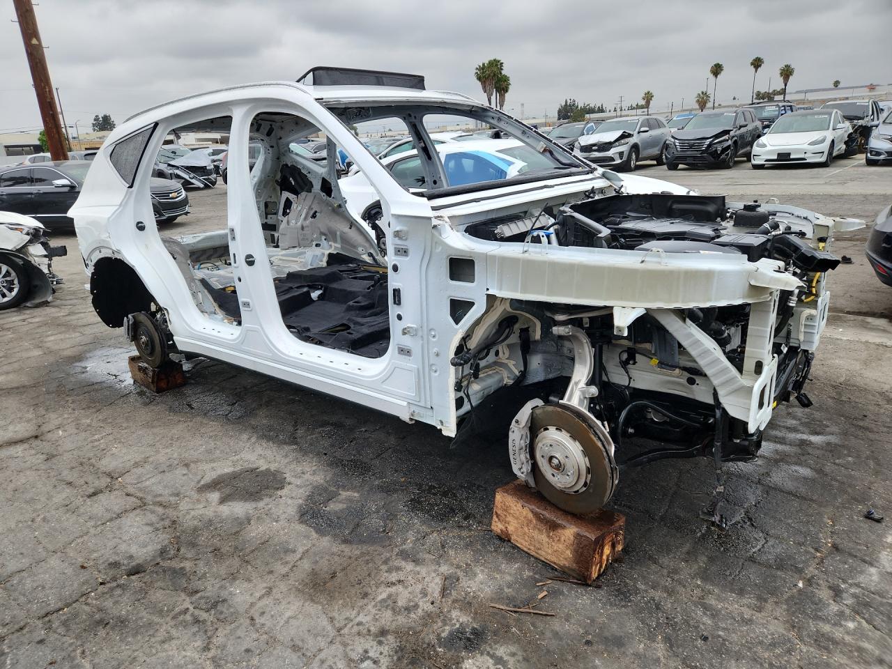 2025 Genesis Gv80 Prestige White vin: KMUHCESBXSU253082 Damage: Right Head Lamp, Missing, Replacement Required
