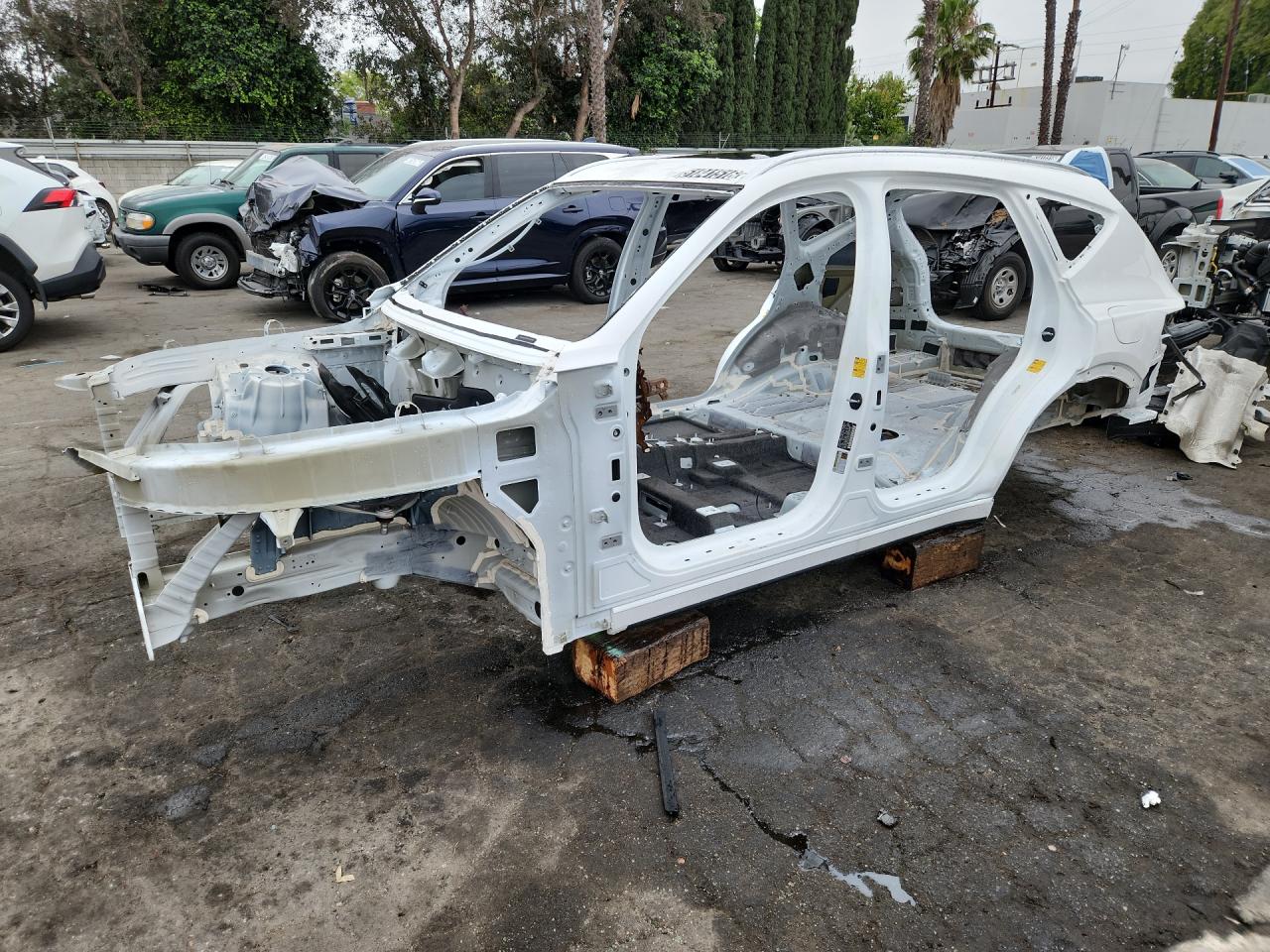 2026 Genesis Gv80 Prestige White vin: KMUHEESC4TU299950 Damage: Left Front Fender, Missing, Replacement Required