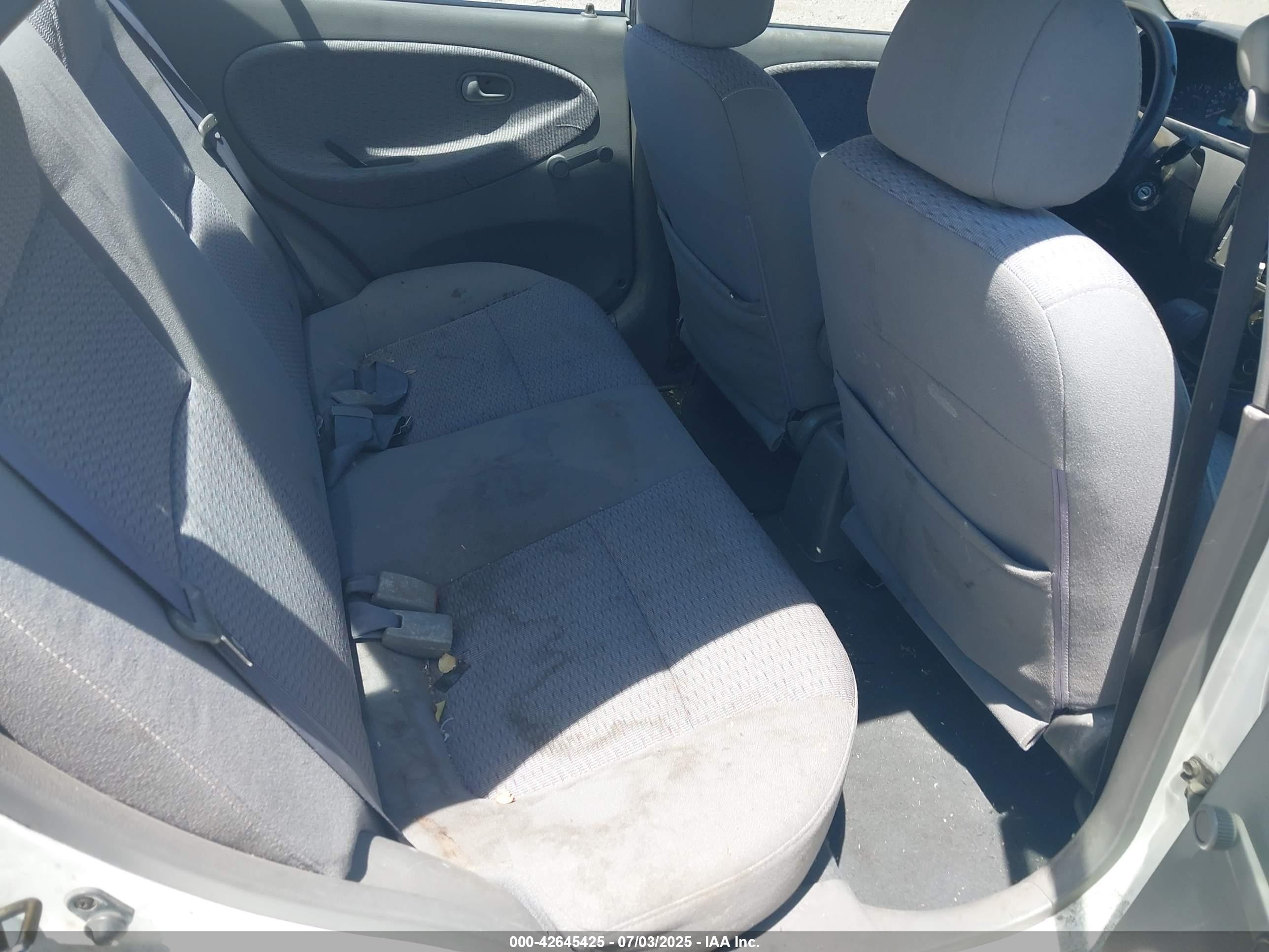 2002 Kia Rio   White vin: KNADC123226189057