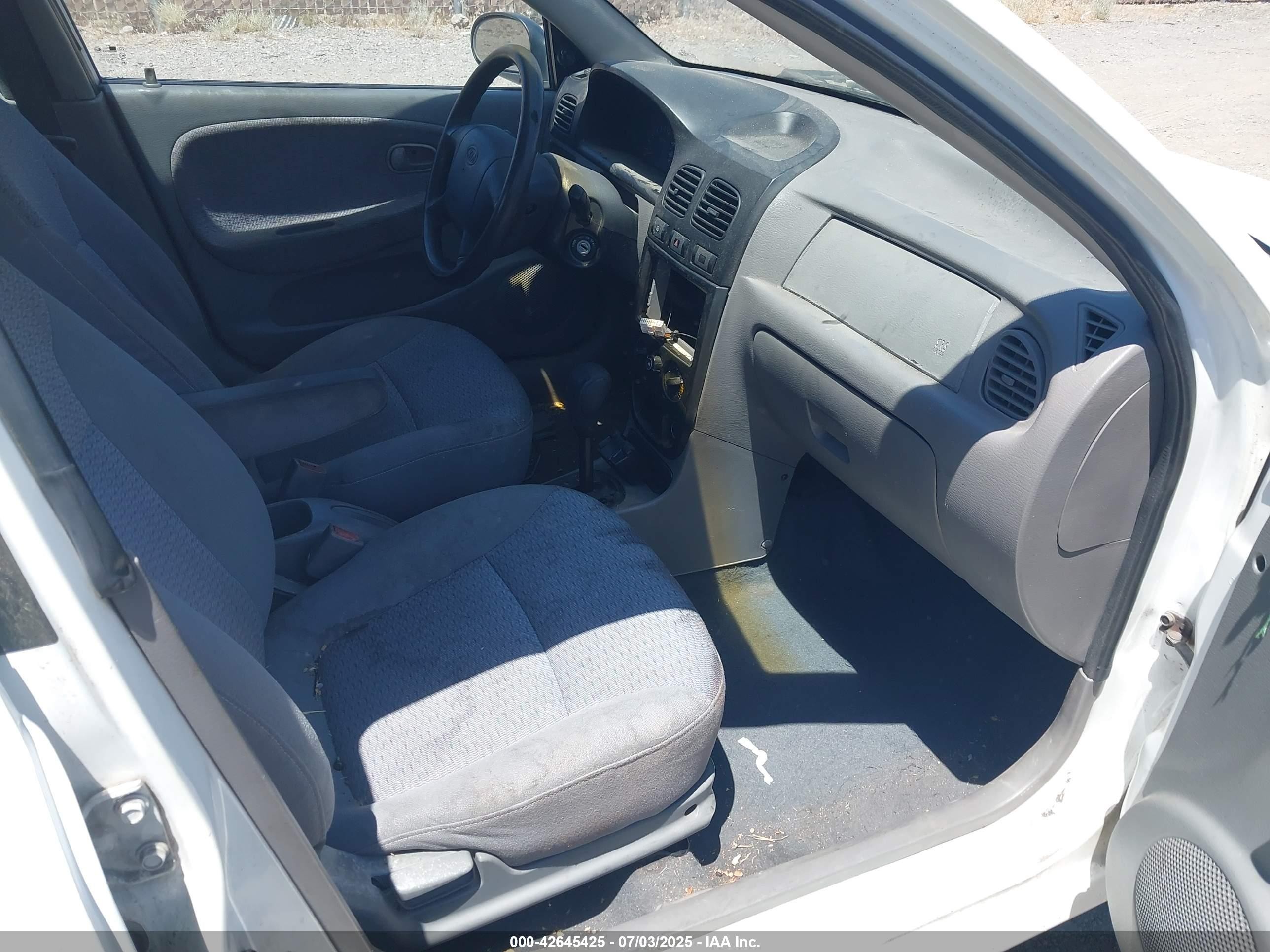 2002 Kia Rio   White vin: KNADC123226189057