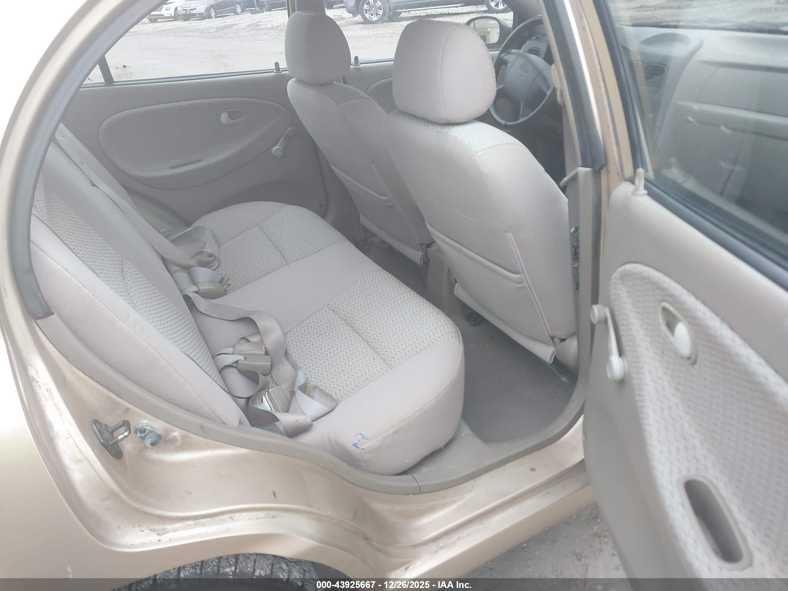 2002 Kia Rio   Gold vin: KNADC123526135493